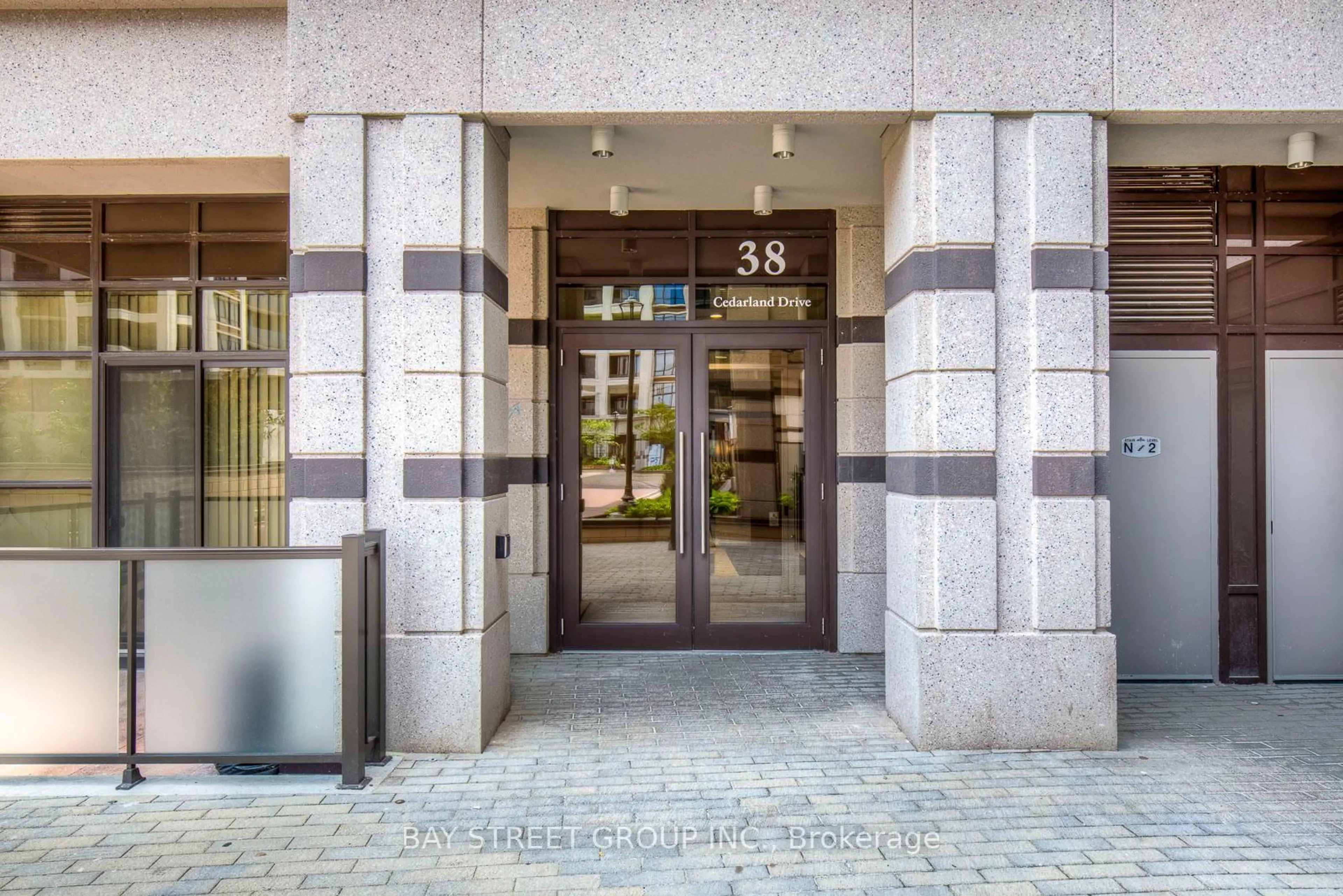 Indoor foyer for 38 Cedarland Dr #911, Markham Ontario L6G 0G7