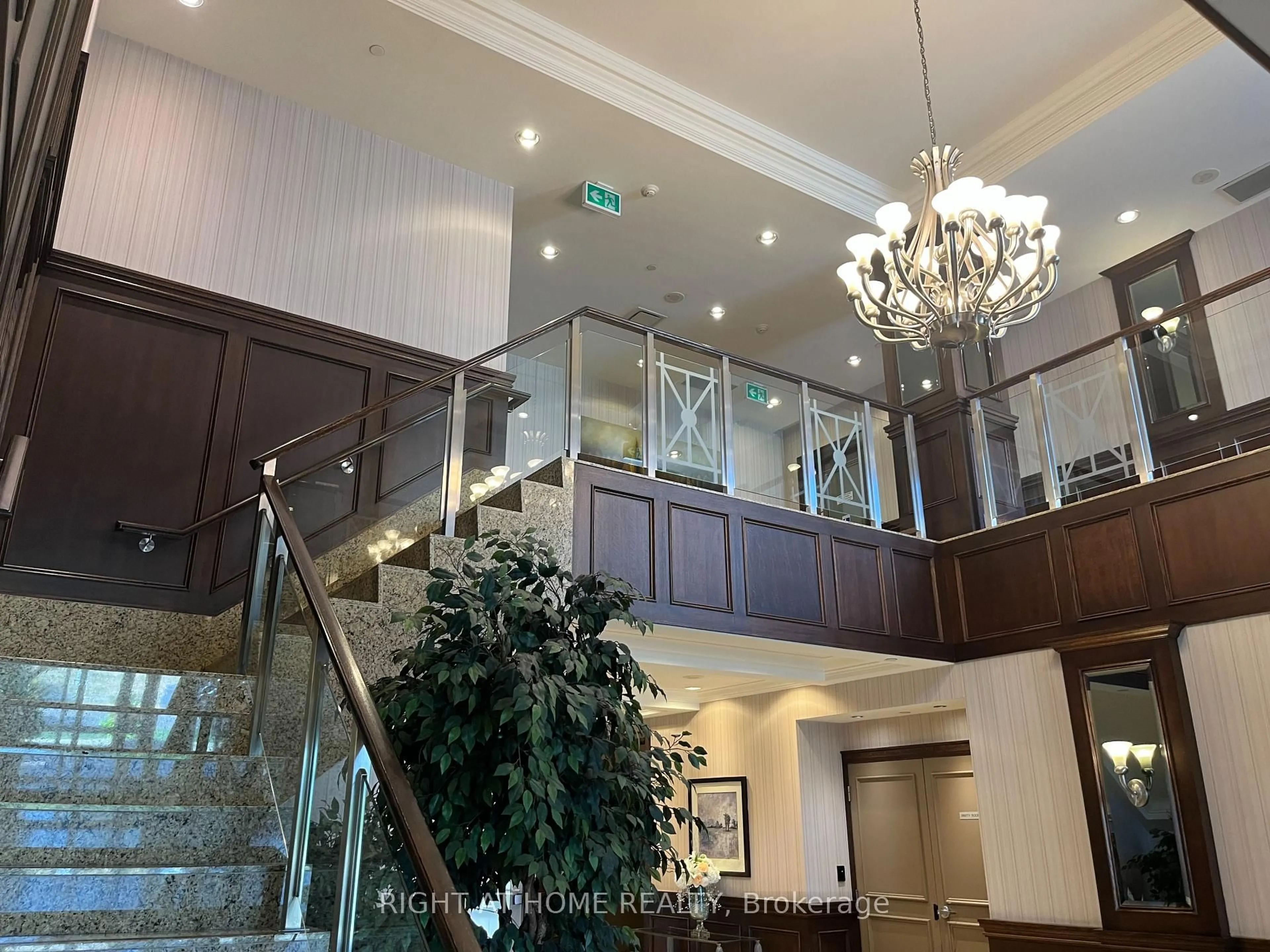 Indoor foyer for 15 North Park Rd #LPH209, Vaughan Ontario L4J 0A1