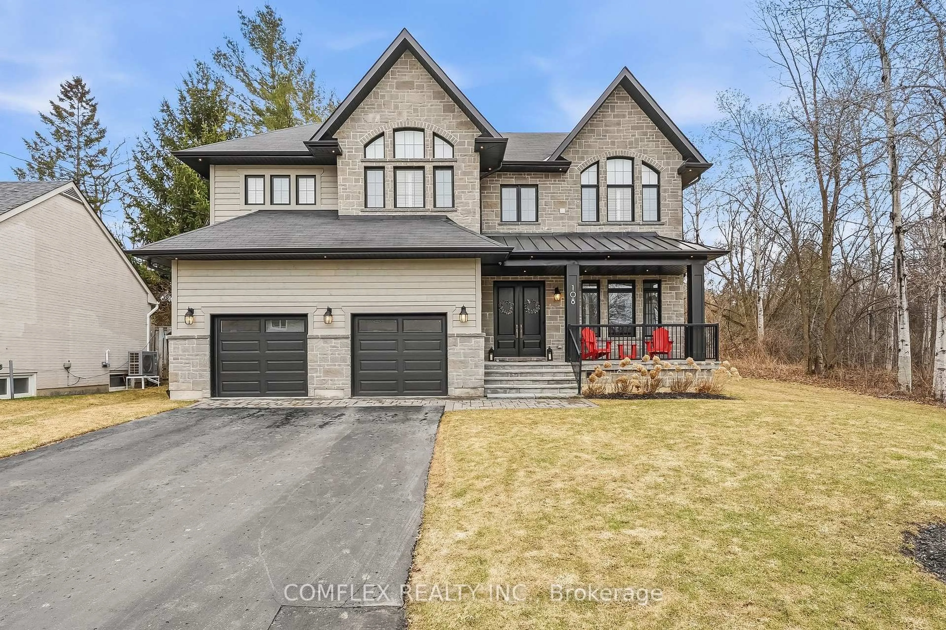 Home with brick exterior material, street for 108 Avenue Rd, Newmarket Ontario L3Y 1N3