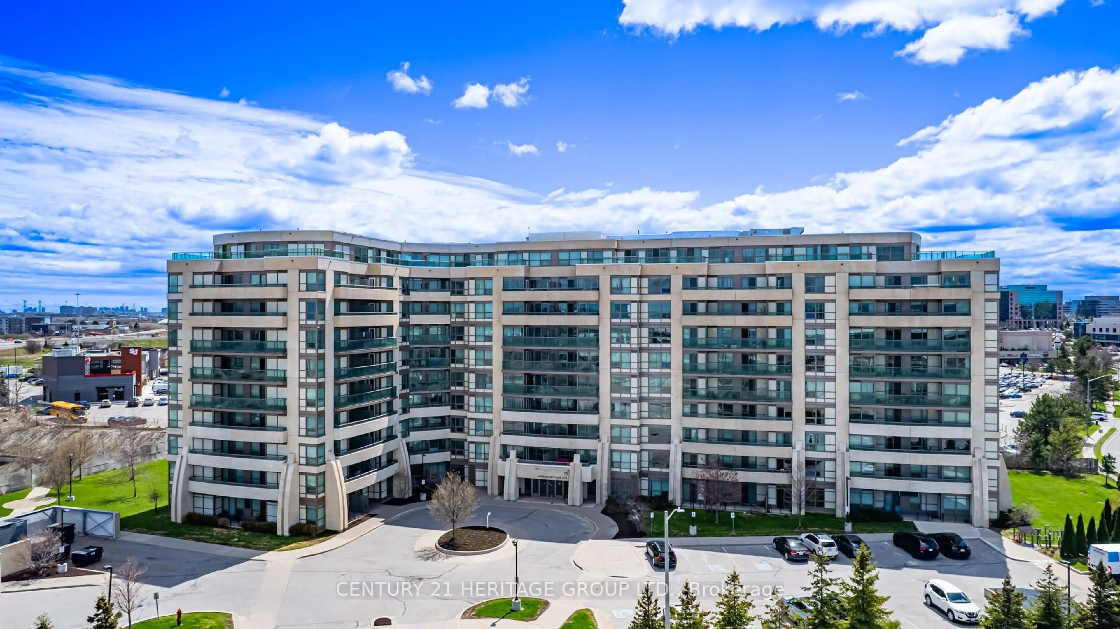 A pic from outside/outdoor area/front of a property/back of a property/a pic from drone, unknown for 75 Norman Bethune Ave #909, Richmond Hill Ontario L4B 0B6