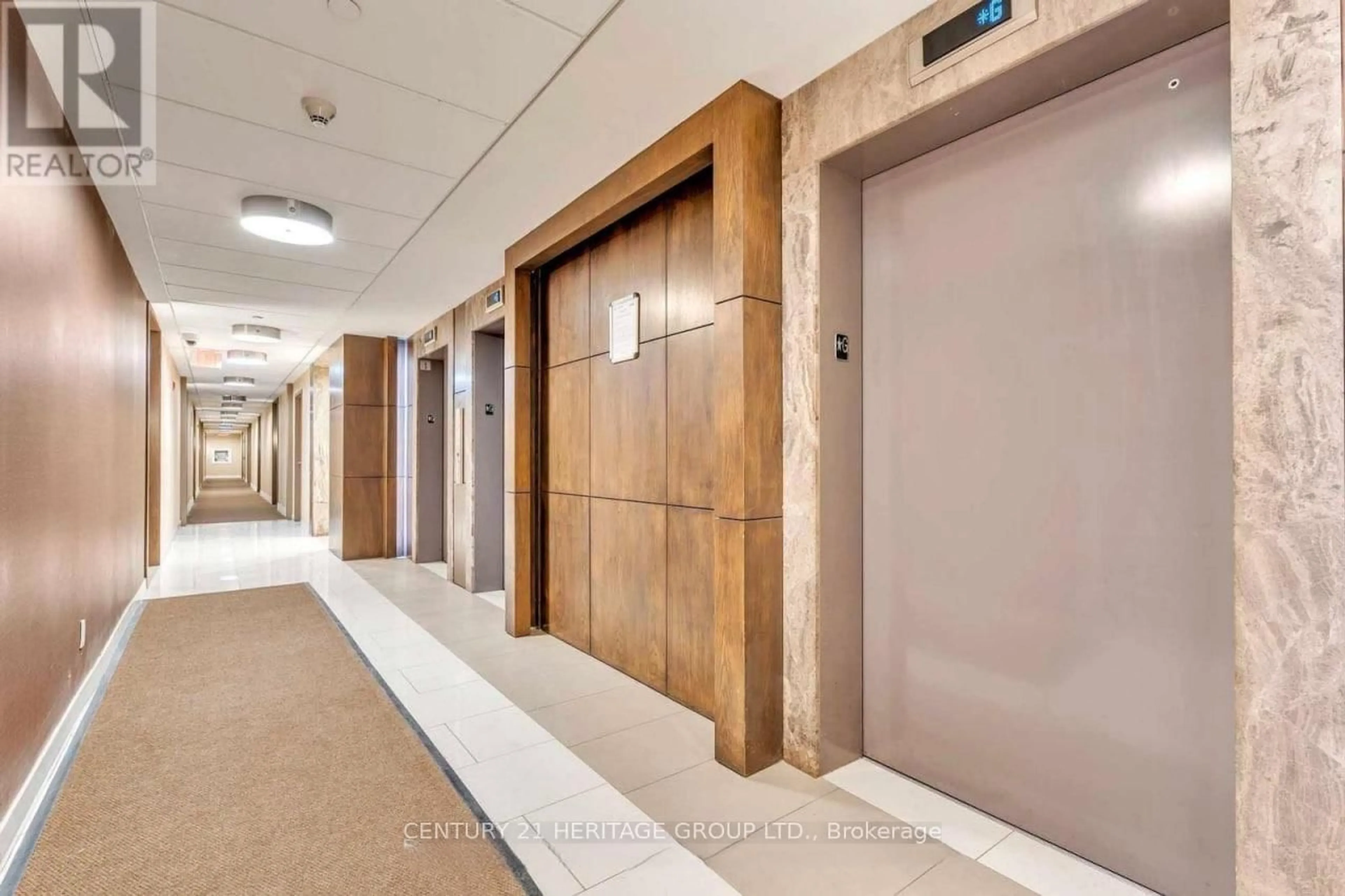 Indoor foyer for 75 Norman Bethune Ave #909, Richmond Hill Ontario L4B 0B6