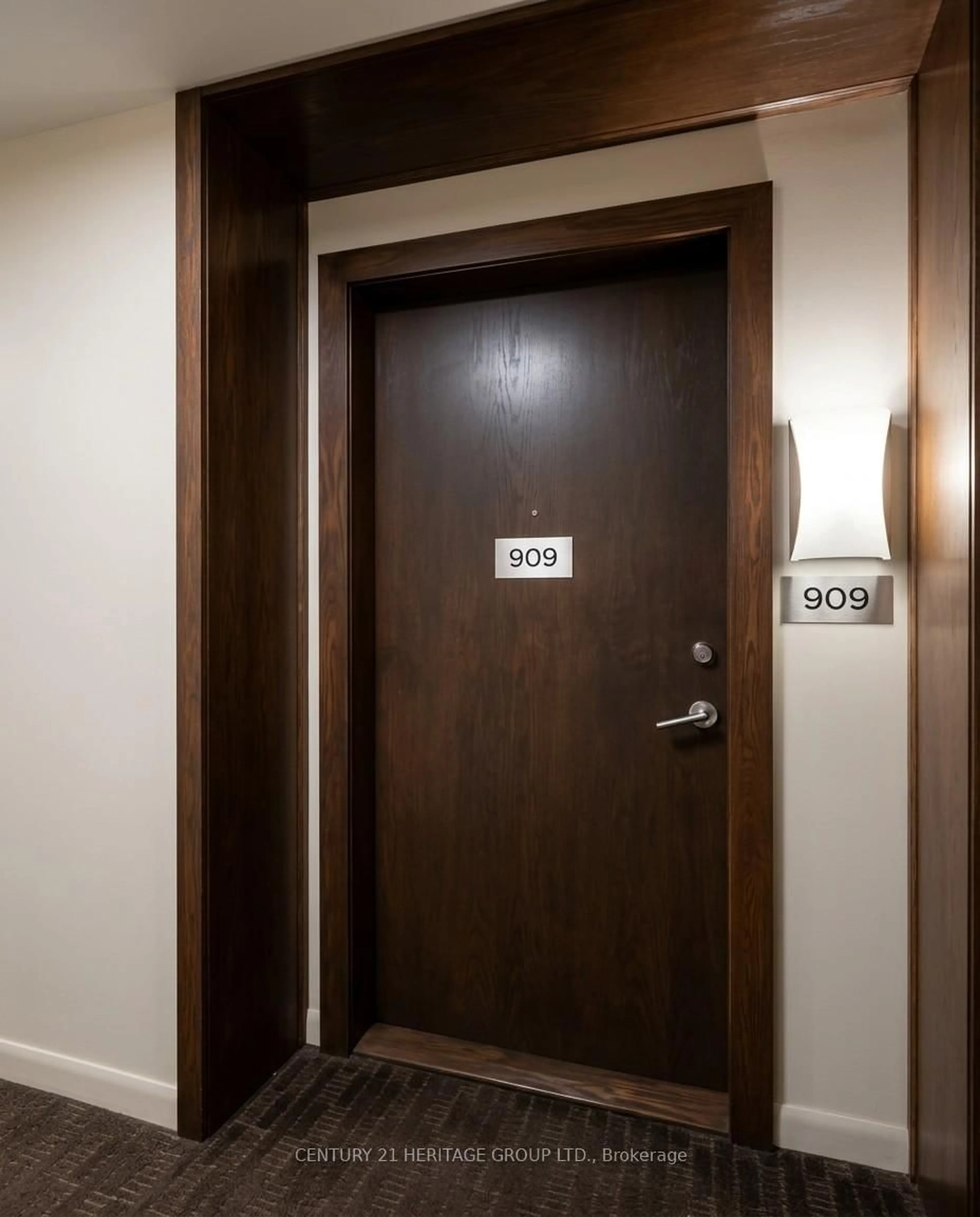 Indoor foyer for 75 Norman Bethune Ave #909, Richmond Hill Ontario L4B 0B6