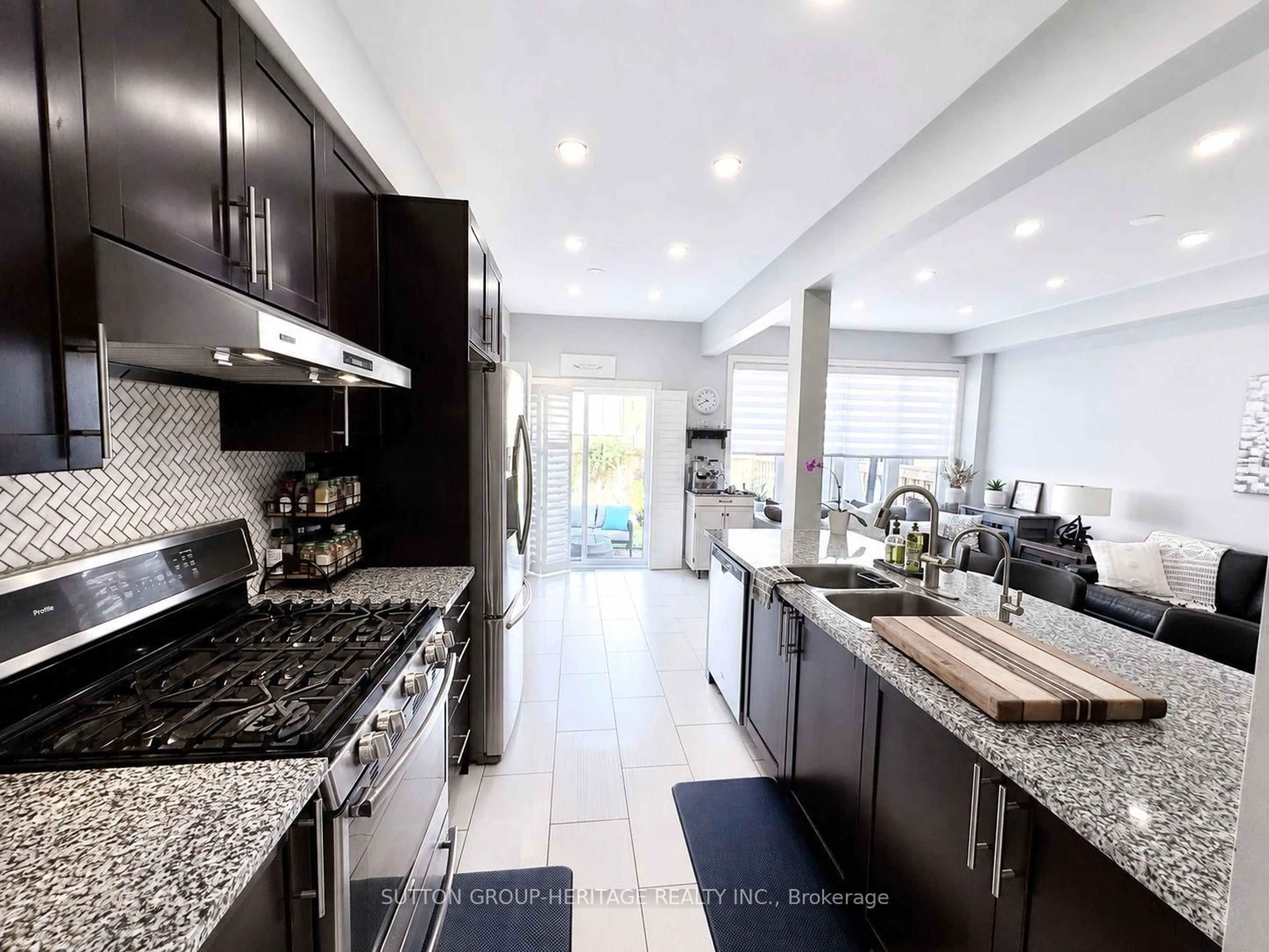 Contemporary kitchen, ceramic/tile floor for 15 Clarinet Lane, Whitchurch-Stouffville Ontario L4A 0N8