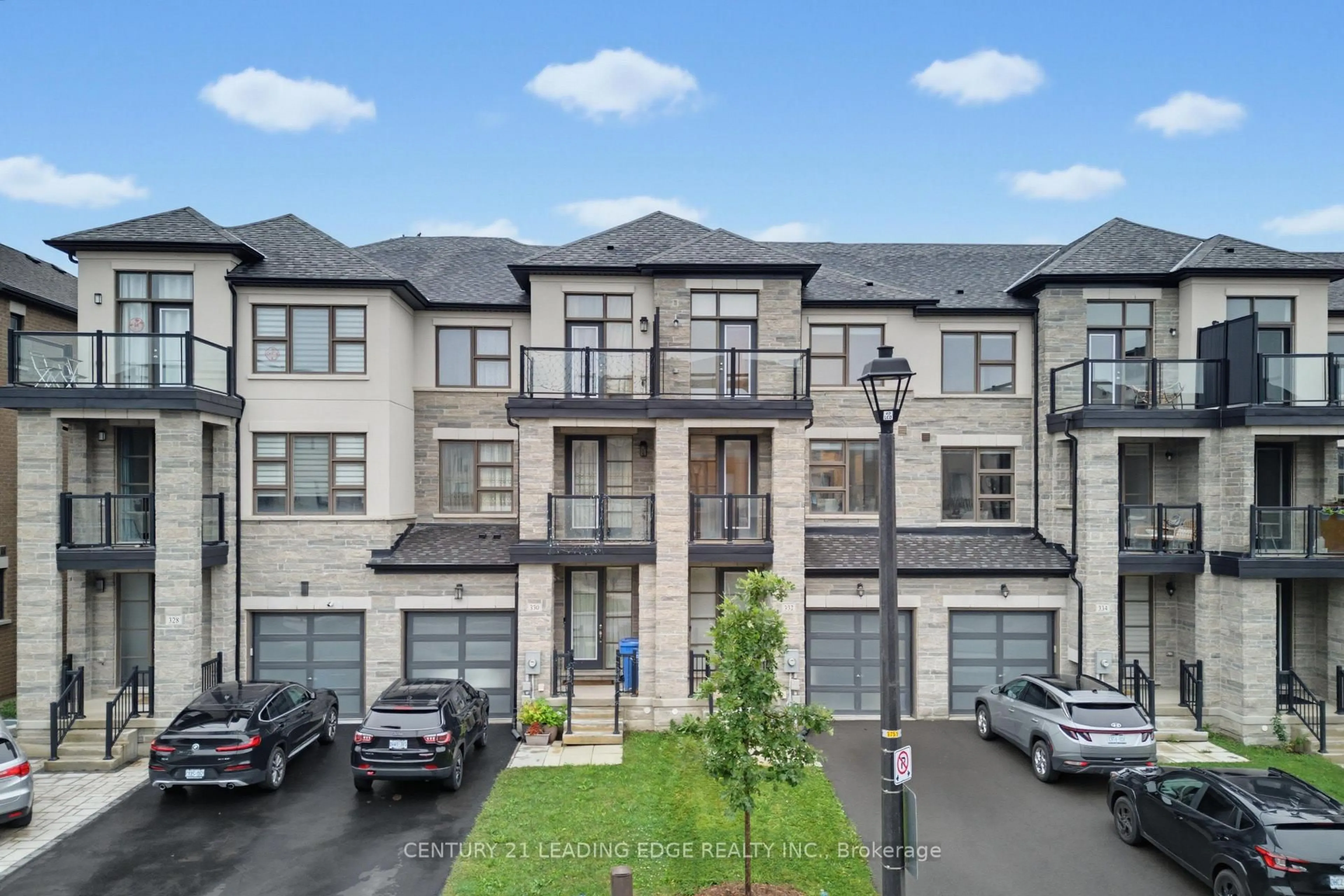 A pic from outside/outdoor area/front of a property/back of a property/a pic from drone, unknown for 332 Laplante St, Newmarket Ontario L3X 0M5
