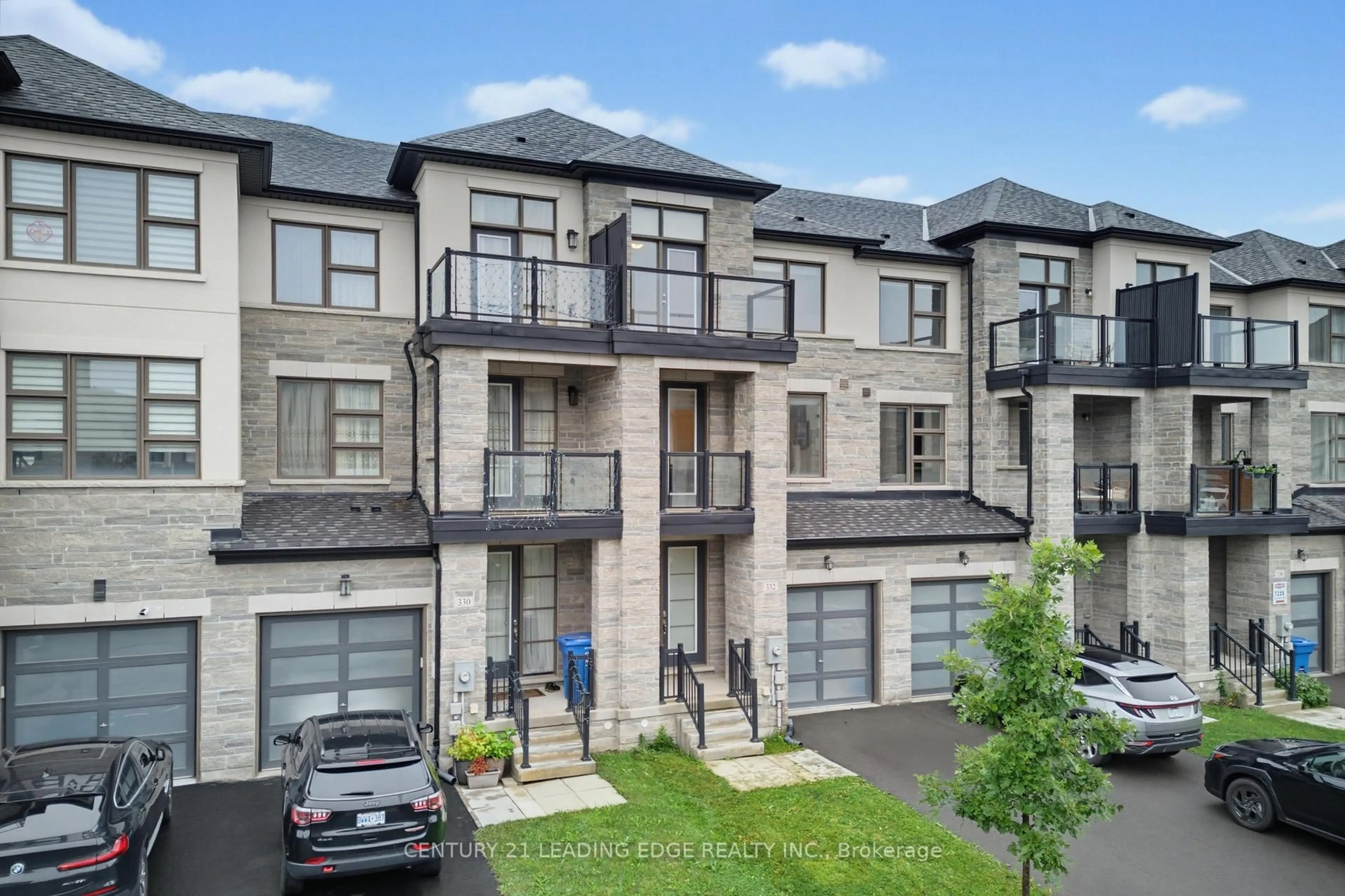 A pic from outside/outdoor area/front of a property/back of a property/a pic from drone, street for 332 Laplante St, Newmarket Ontario L3X 0M5
