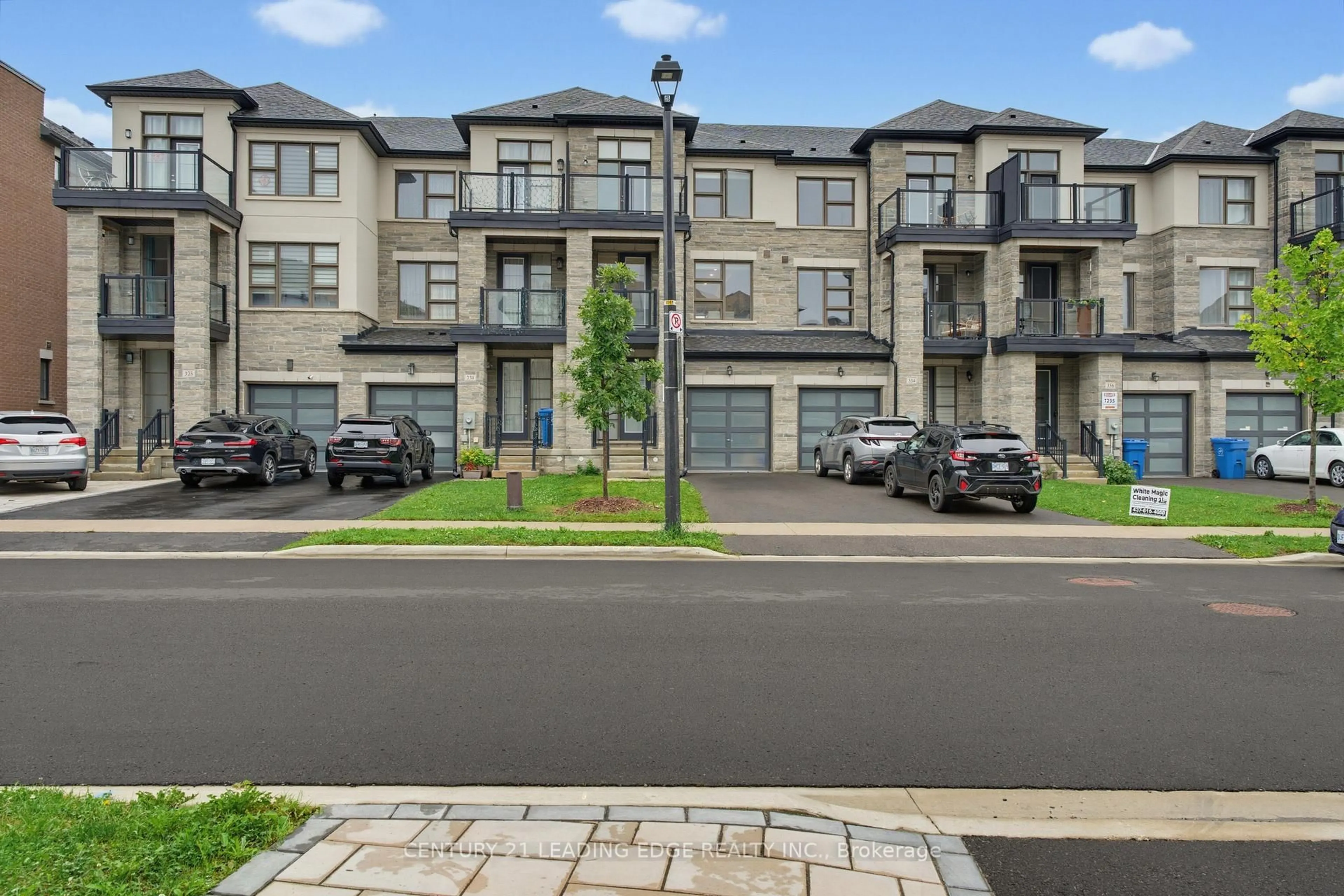 A pic from outside/outdoor area/front of a property/back of a property/a pic from drone, street for 332 Laplante St, Newmarket Ontario L3X 0M5