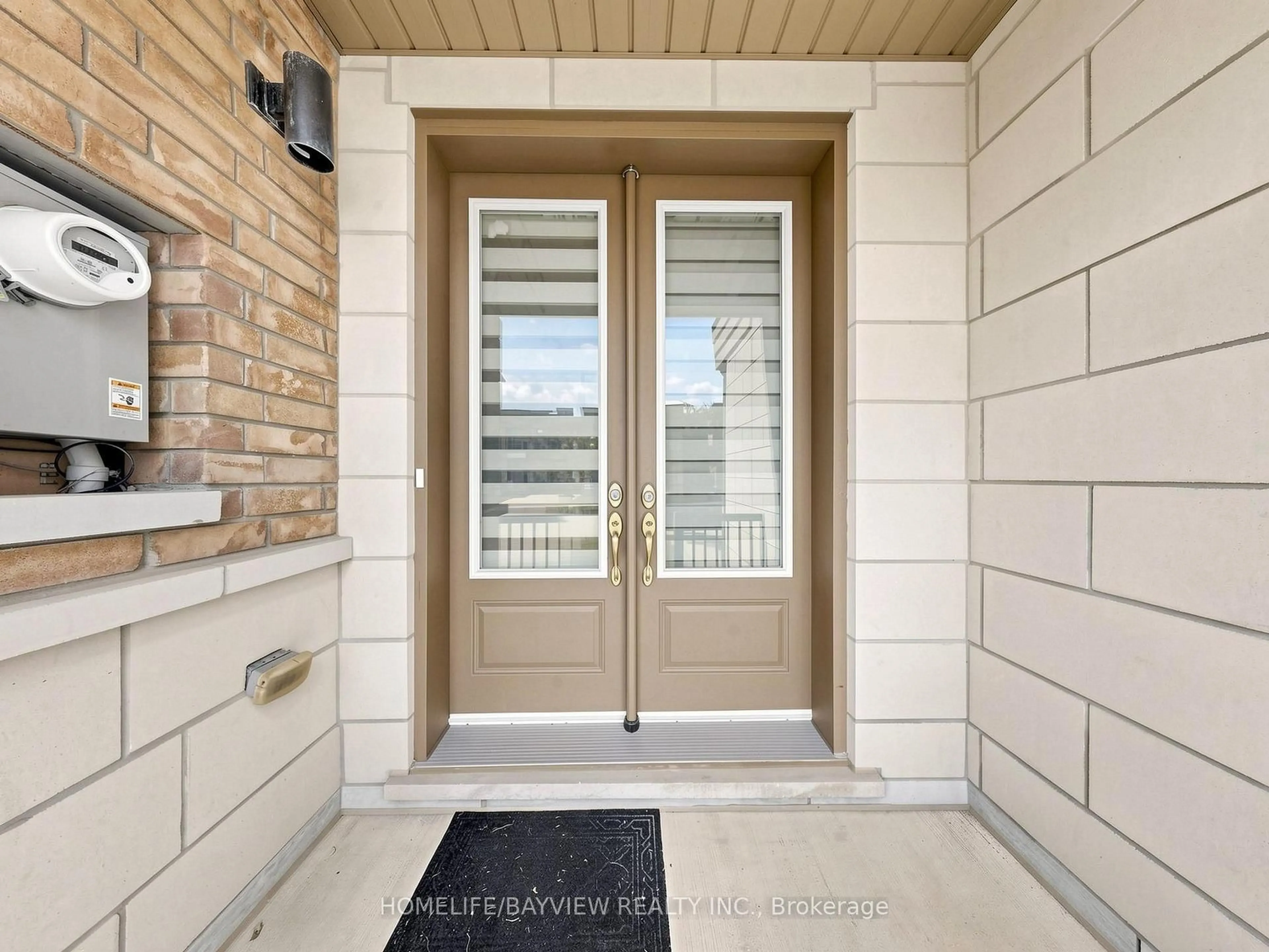 Indoor entryway for 240 Elyse Crt, Aurora Ontario L4G 2C9