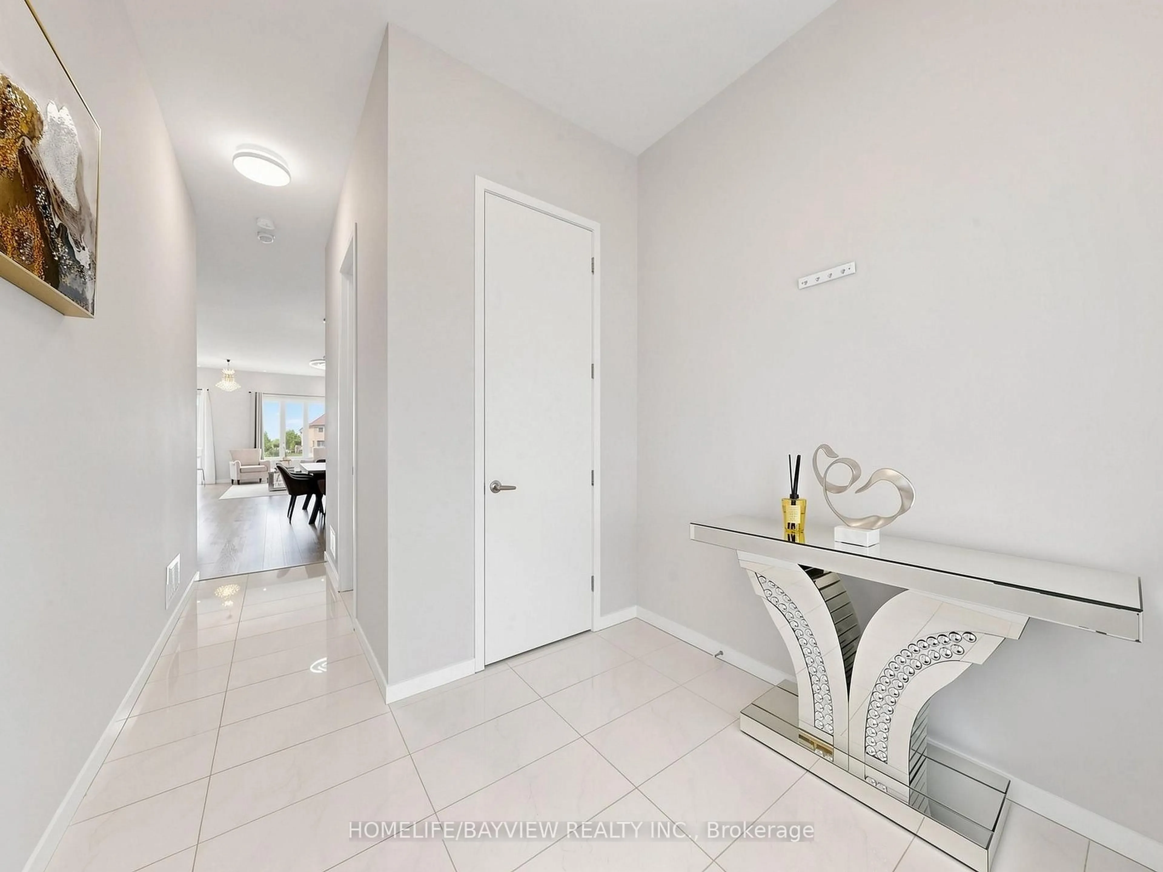 Indoor entryway for 240 Elyse Crt, Aurora Ontario L4G 2C9