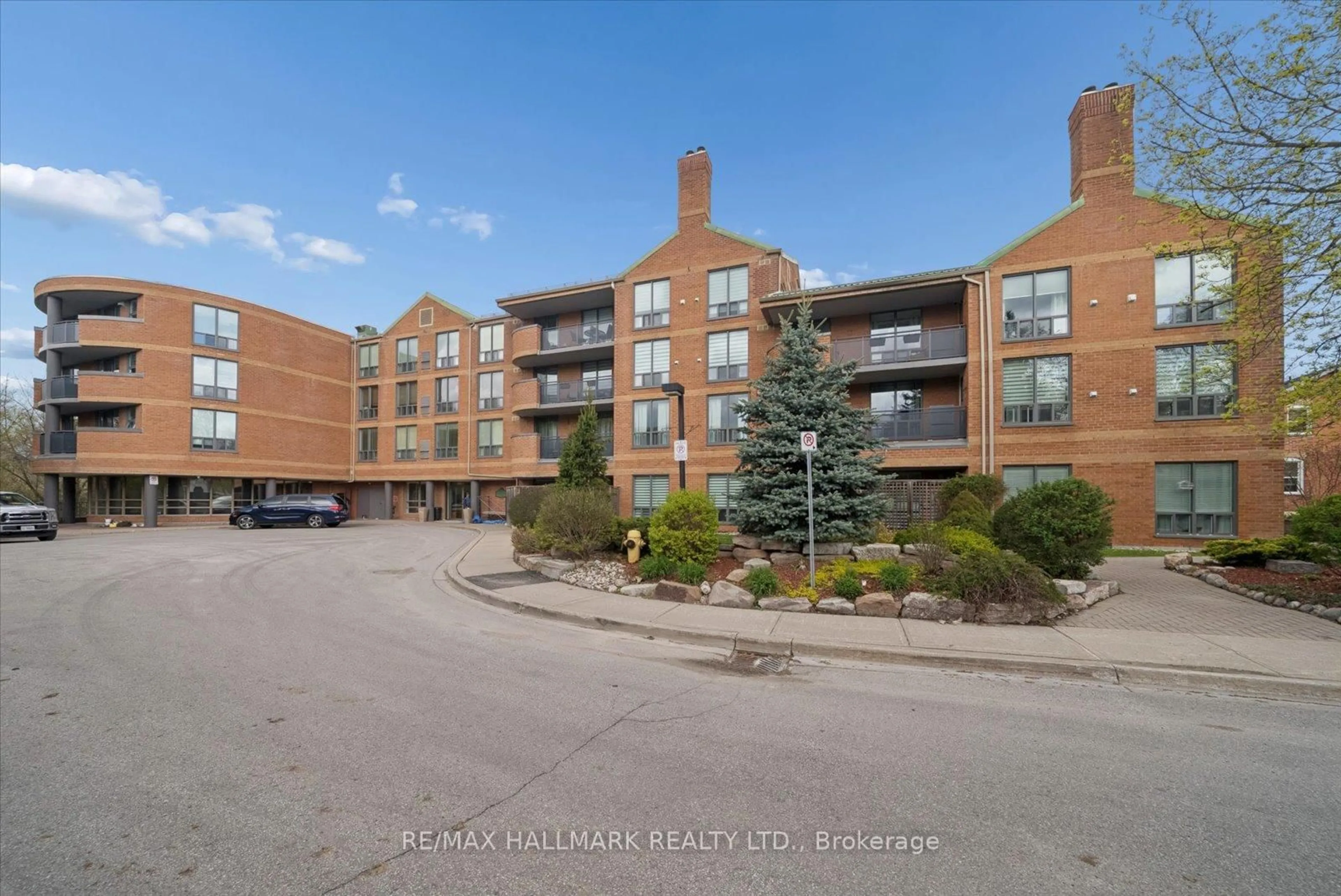 A pic from outside/outdoor area/front of a property/back of a property/a pic from drone, unknown for 30 Wilson St #302, Markham Ontario L3P 1N1