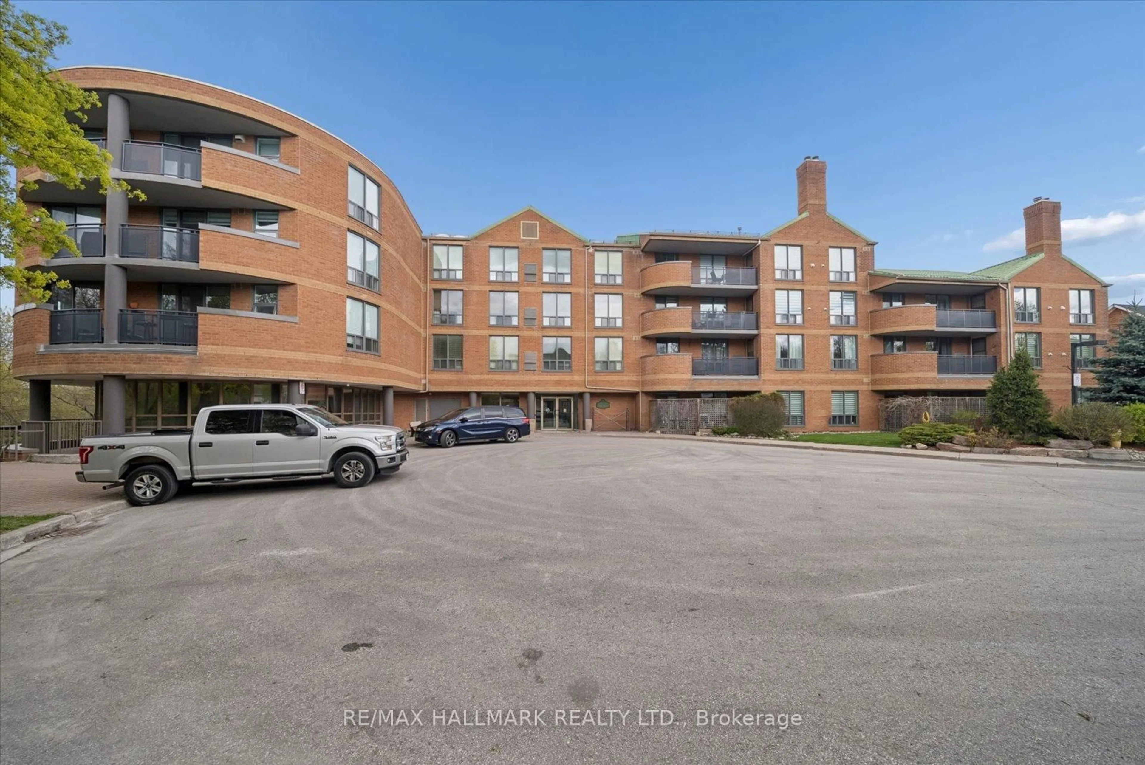 A pic from outside/outdoor area/front of a property/back of a property/a pic from drone, building for 30 Wilson St #302, Markham Ontario L3P 1N1