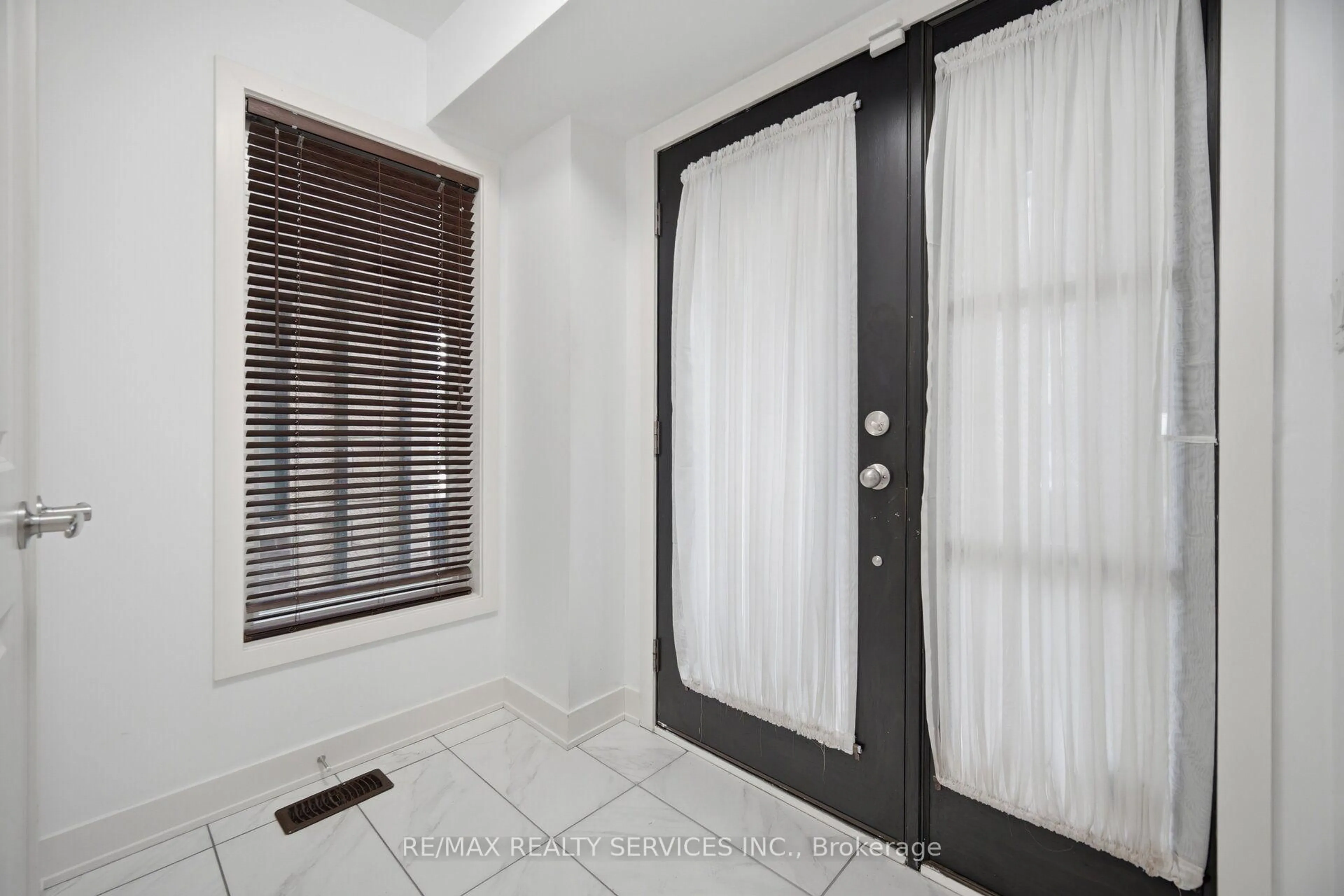 Indoor entryway for 58 Pageant Ave, Vaughan Ontario L4H 4R3