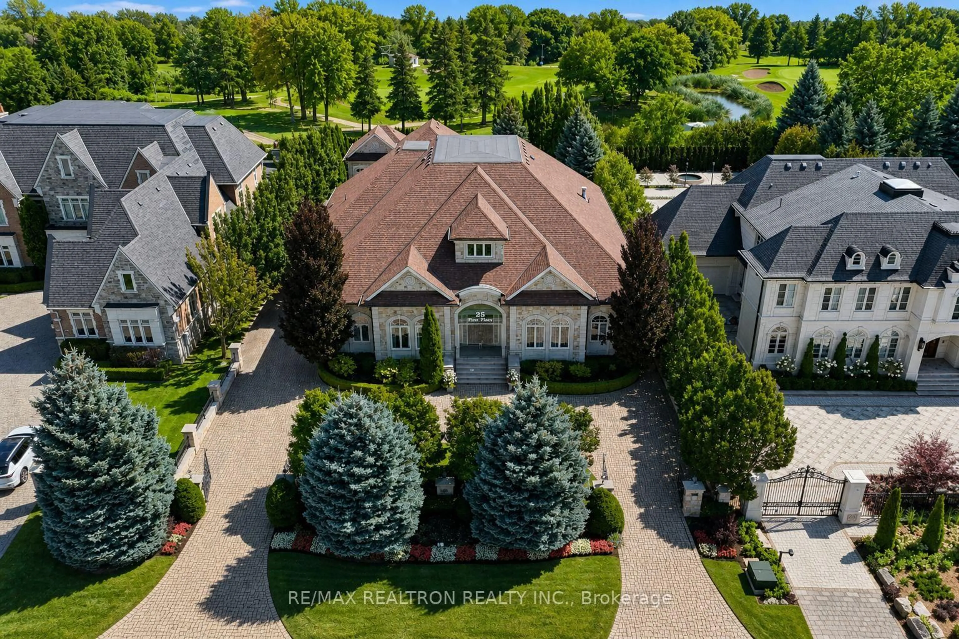 A pic from outside/outdoor area/front of a property/back of a property/a pic from drone, street for 25 Parr Pl, Vaughan Ontario L4J 8L1