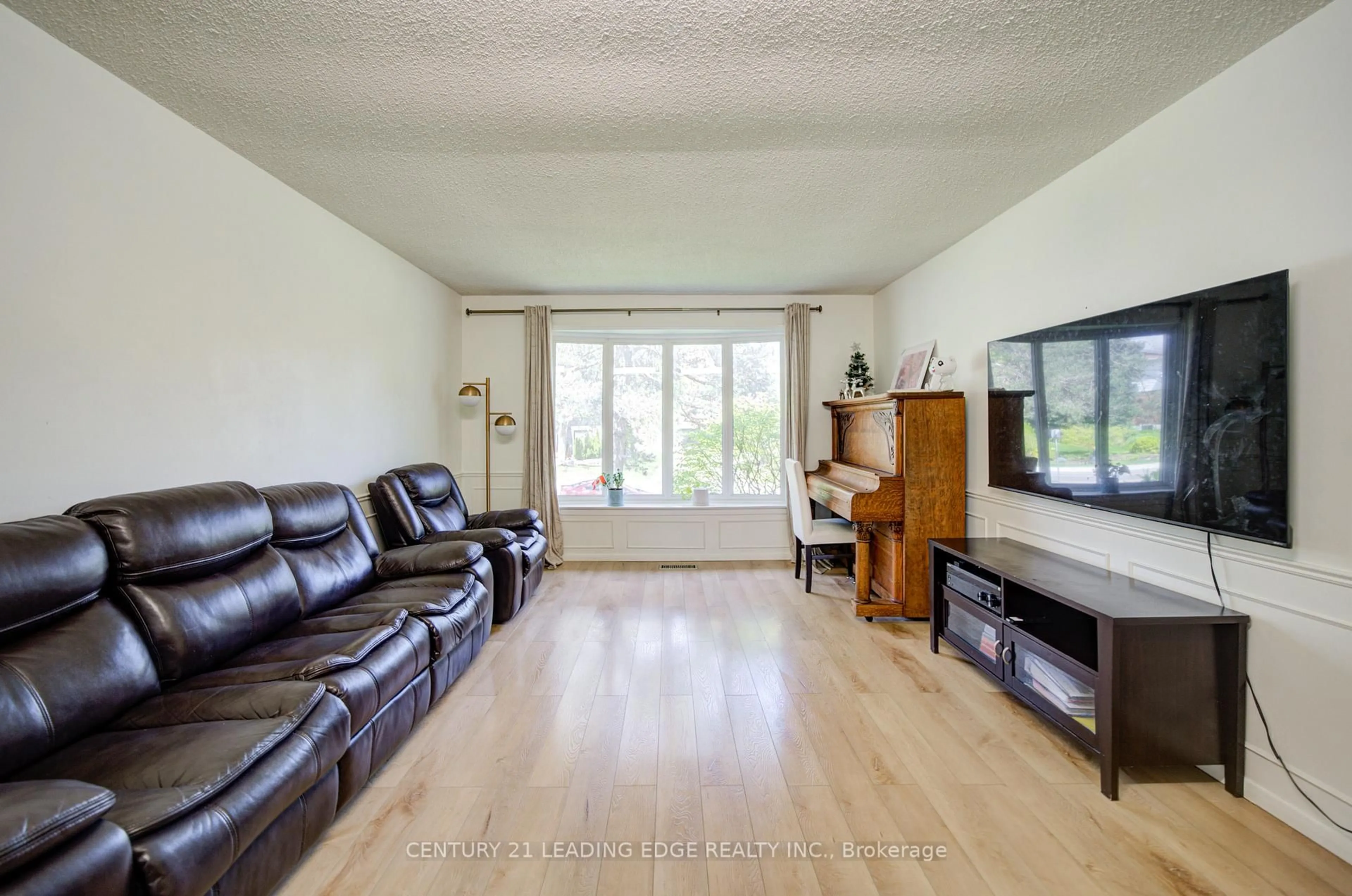Living room with furniture, wood/laminate floor for 43 Carlton Rd, Markham Ontario L3R 1Z4
