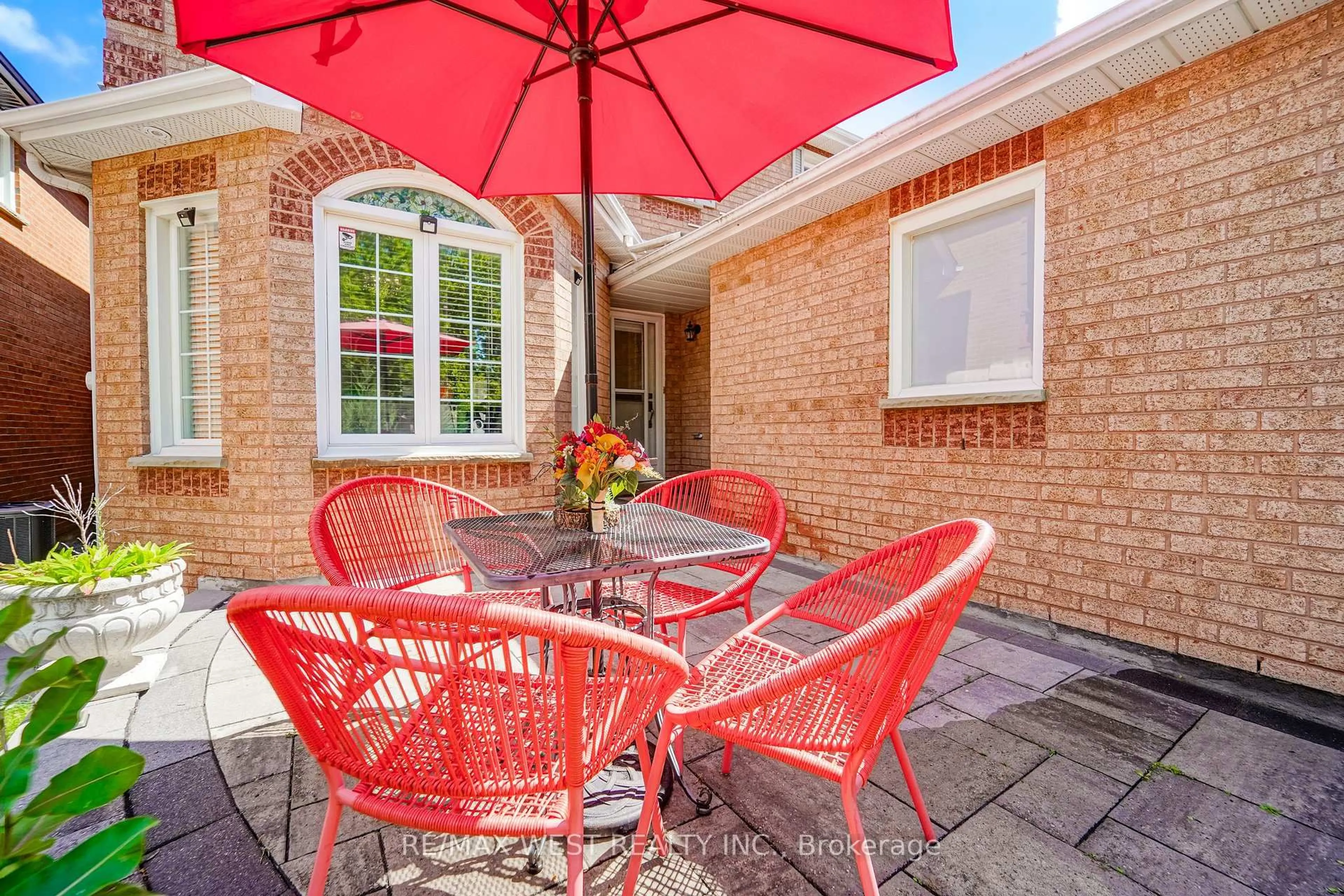 Patio, street for 67 Dawlish Ave, Aurora Ontario L4G 6R4