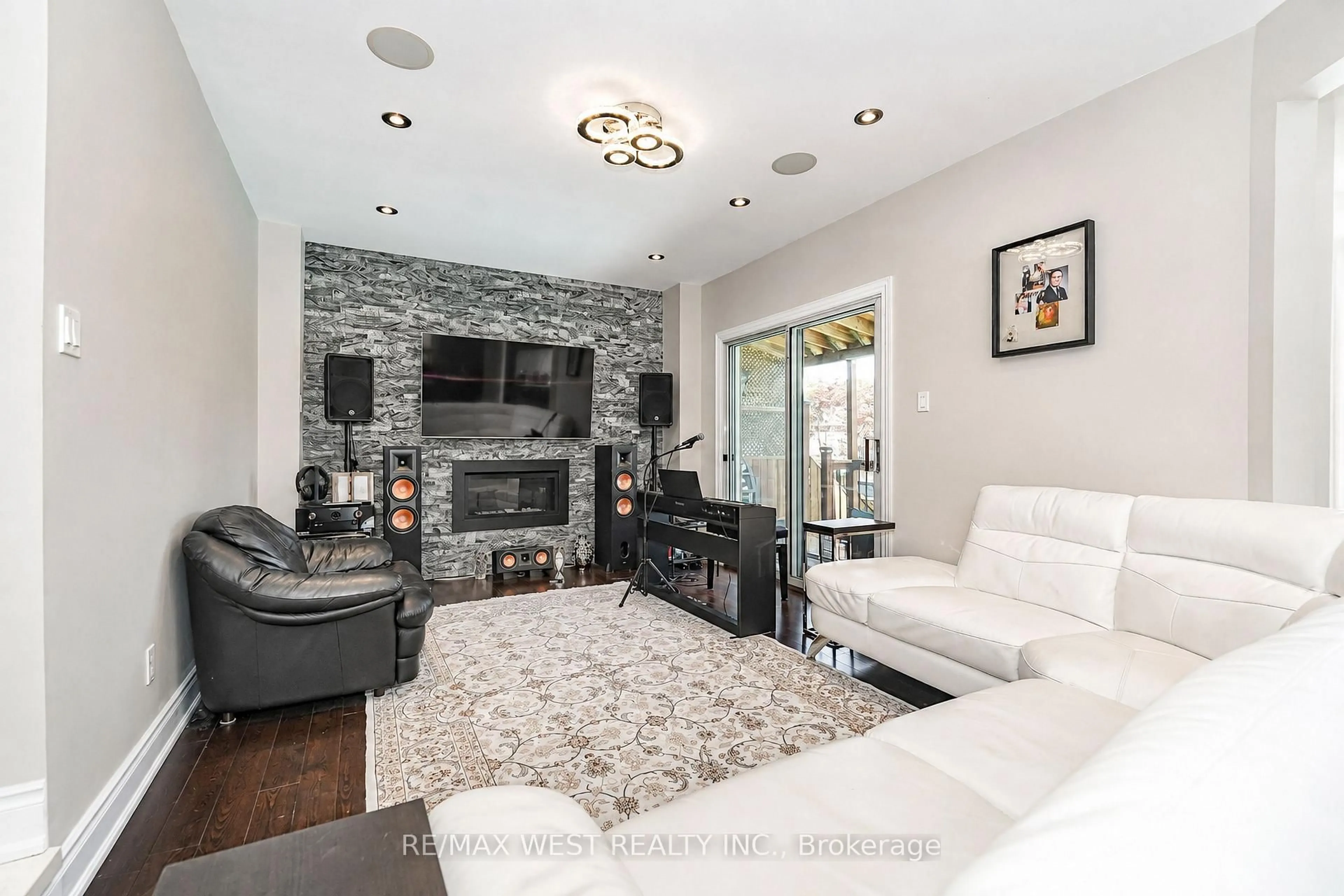 Living room with furniture, ceramic/tile floor for 67 Dawlish Ave, Aurora Ontario L4G 6R4