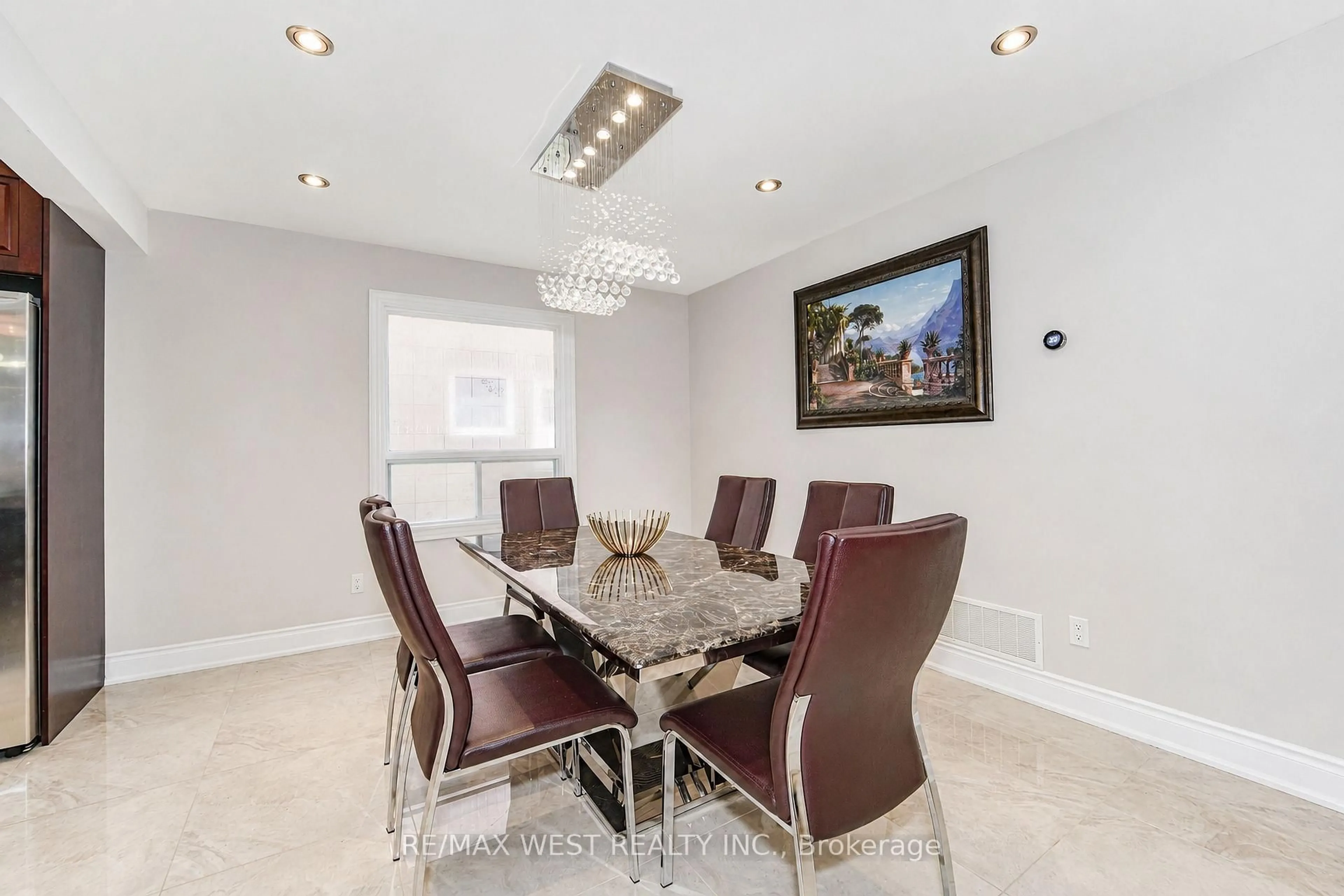 Dining room, ceramic/tile floor for 67 Dawlish Ave, Aurora Ontario L4G 6R4