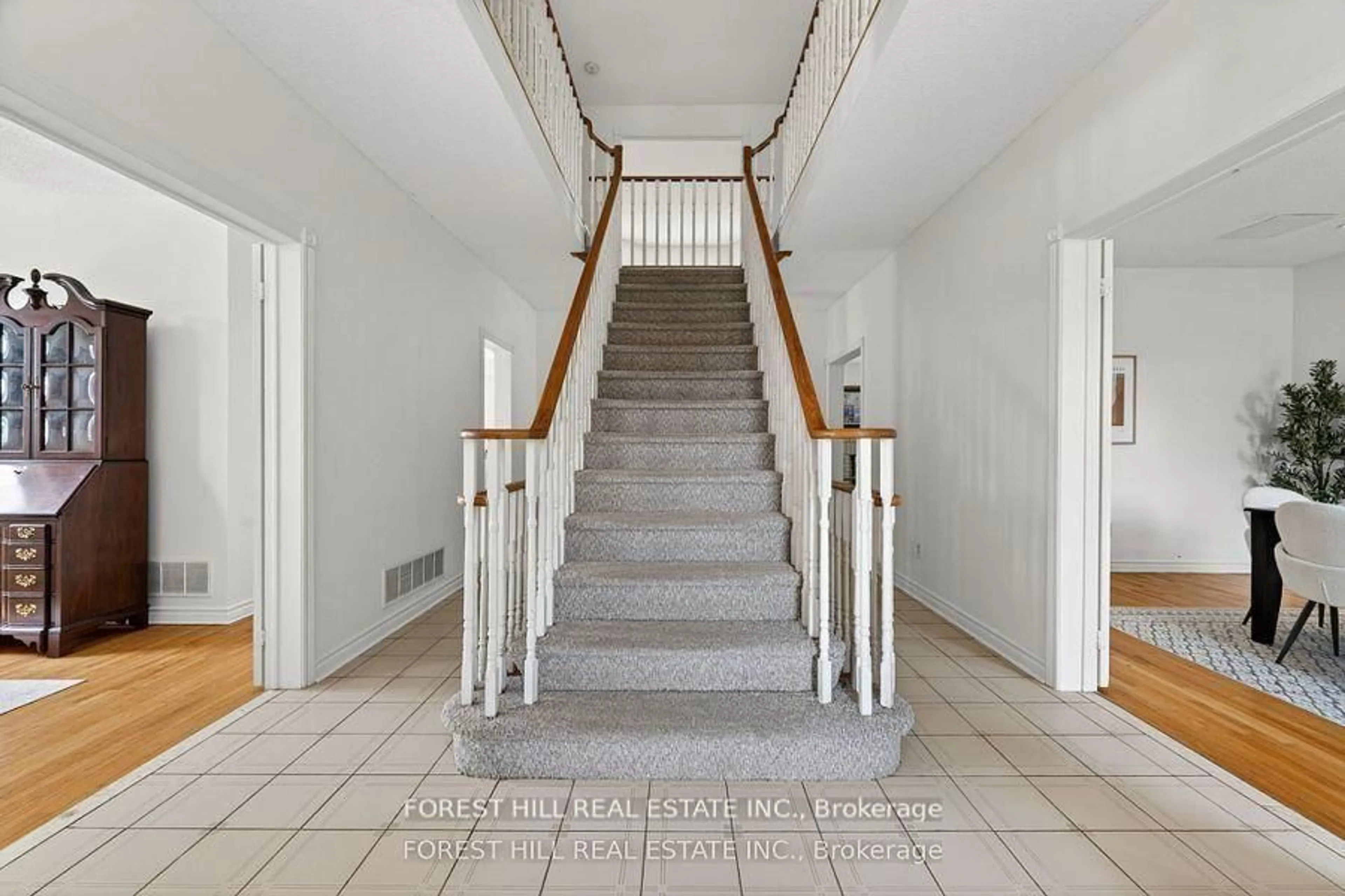 Unknown for 2 Regent St, Richmond Hill Ontario L4C 9B3