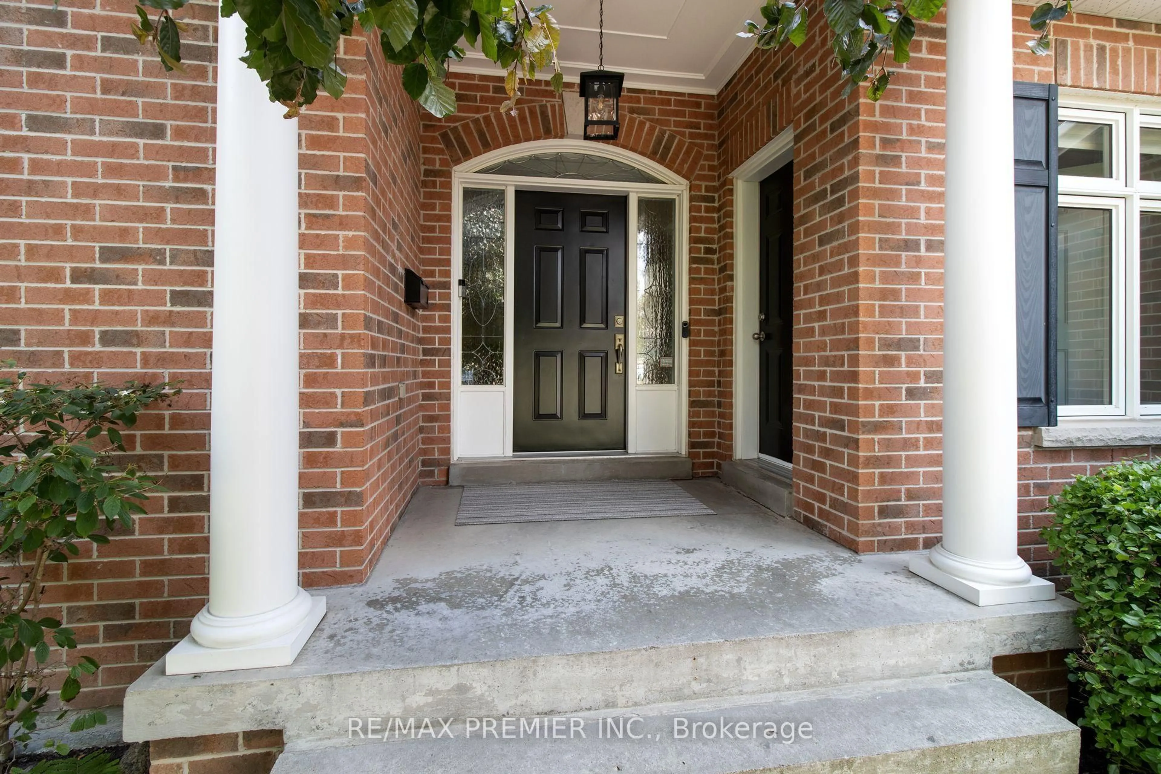 Indoor entryway for 19 Stockdale Cres, Richmond Hill Ontario L4C 3T1