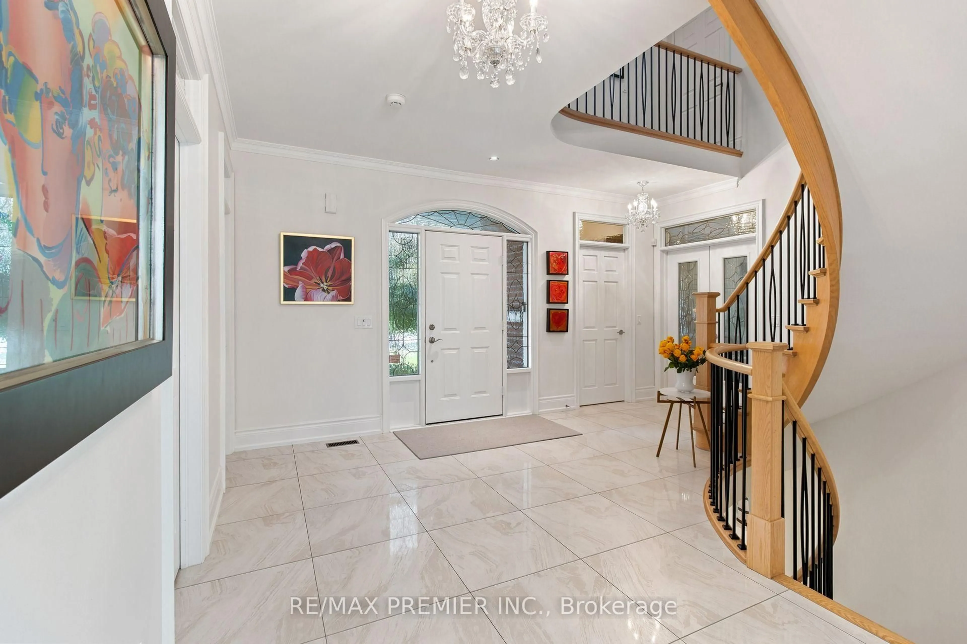Indoor foyer for 19 Stockdale Cres, Richmond Hill Ontario L4C 3T1