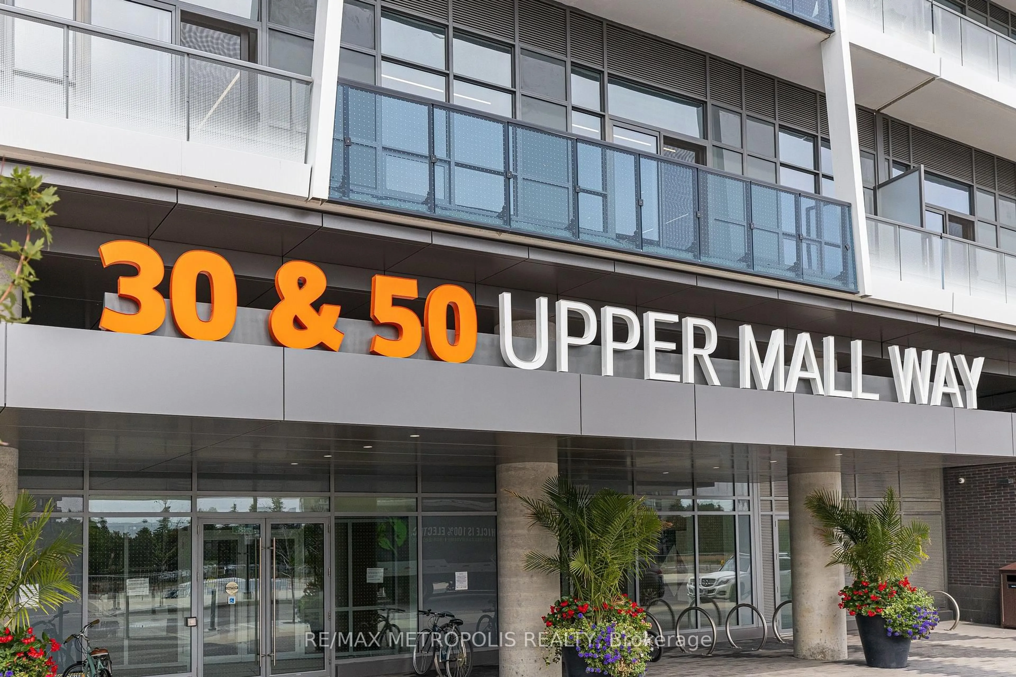 Indoor foyer for 30 Upper Mall Way #2504, Vaughan Ontario L4J 0L7