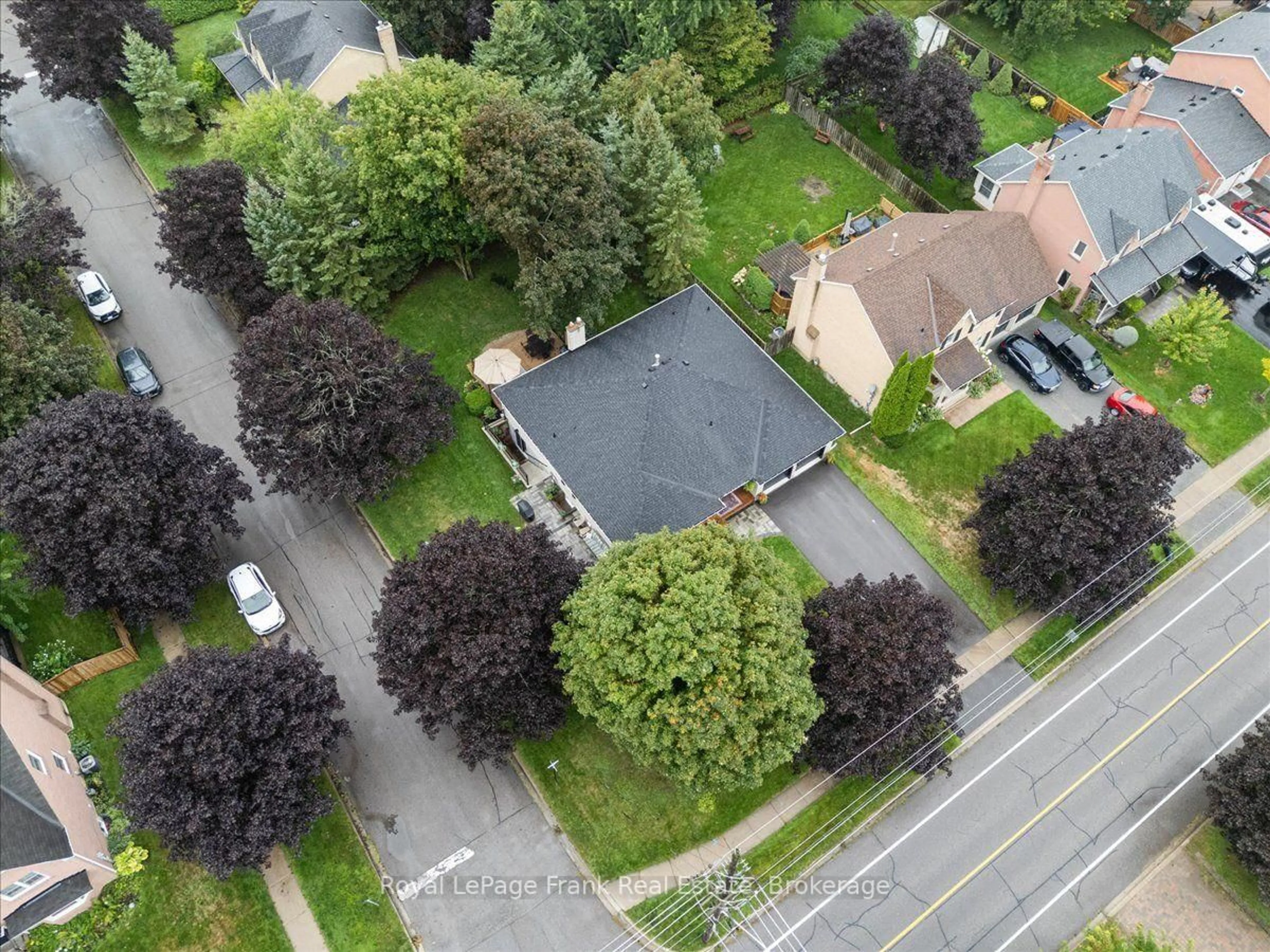 A pic from outside/outdoor area/front of a property/back of a property/a pic from drone, street for 66 Centre Rd, Uxbridge Ontario L9P 1A5