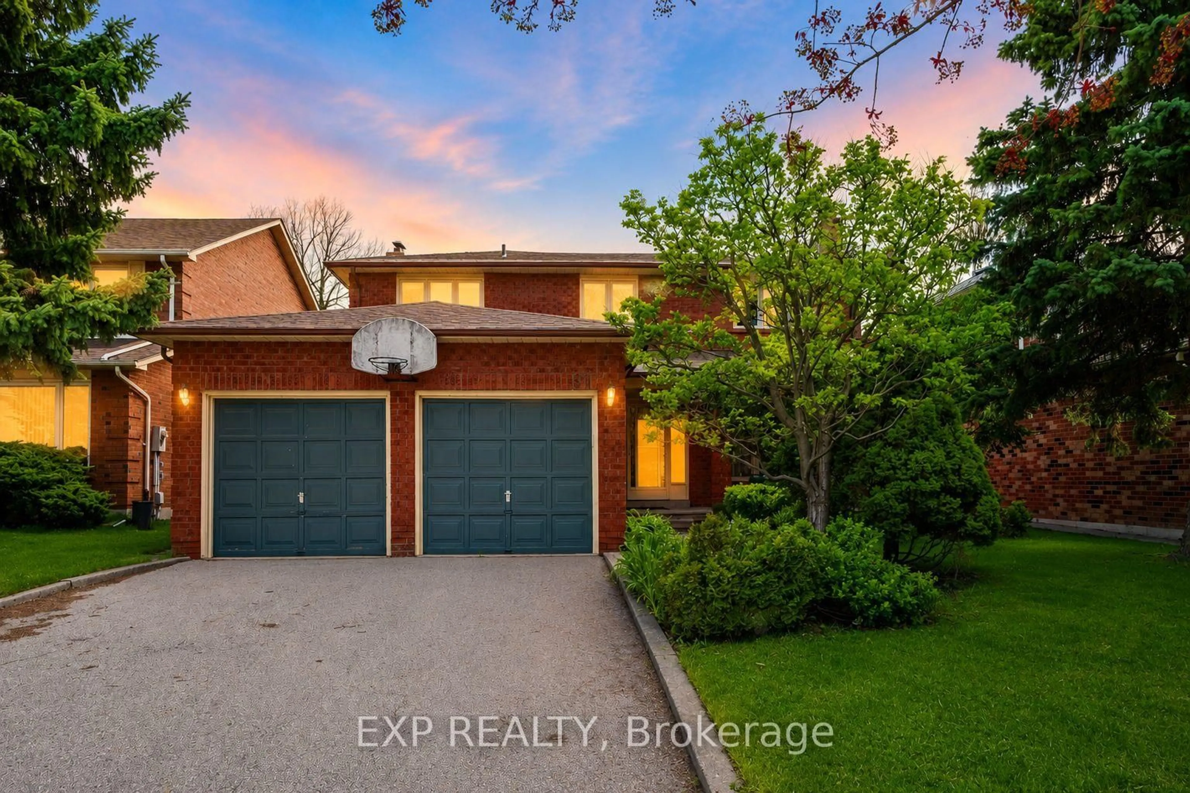 A pic from outside/outdoor area/front of a property/back of a property/a pic from drone, street for 51 Sanderson Cres, Richmond Hill Ontario L4C 5L5