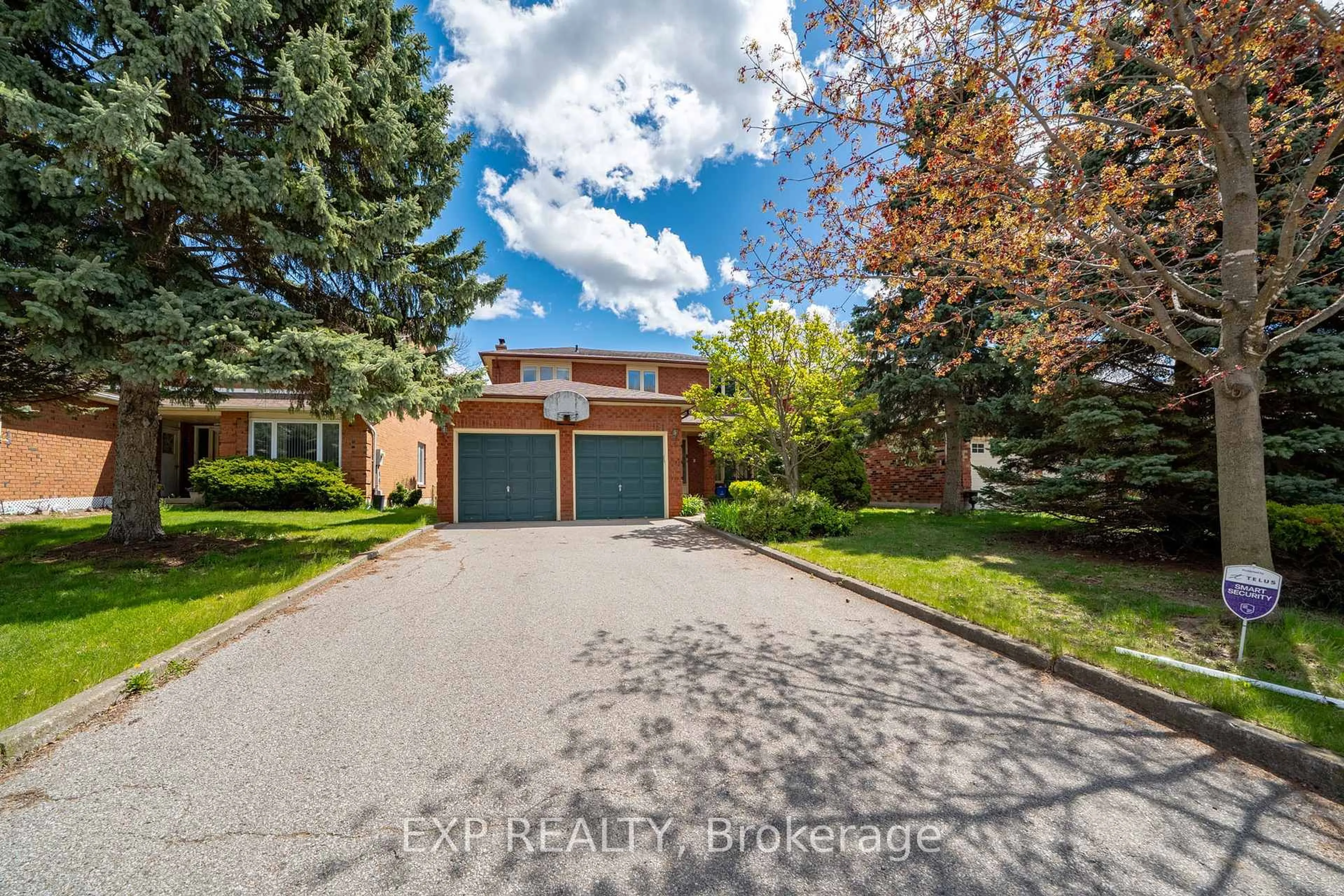 A pic from outside/outdoor area/front of a property/back of a property/a pic from drone, street for 51 Sanderson Cres, Richmond Hill Ontario L4C 5L5
