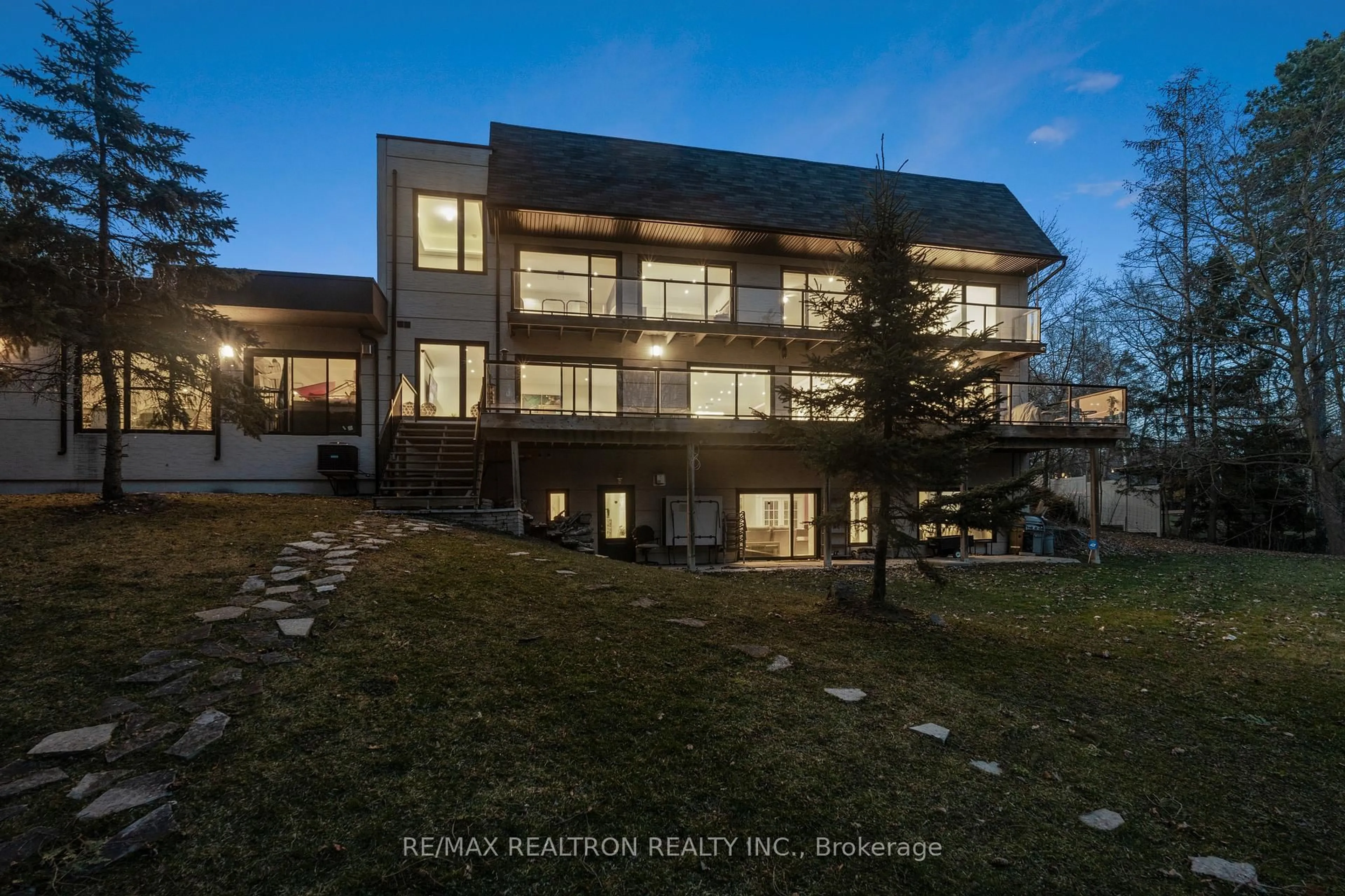 A pic from outside/outdoor area/front of a property/back of a property/a pic from drone, unknown for 7 Albion Clse, Markham Ontario L3T 2H8
