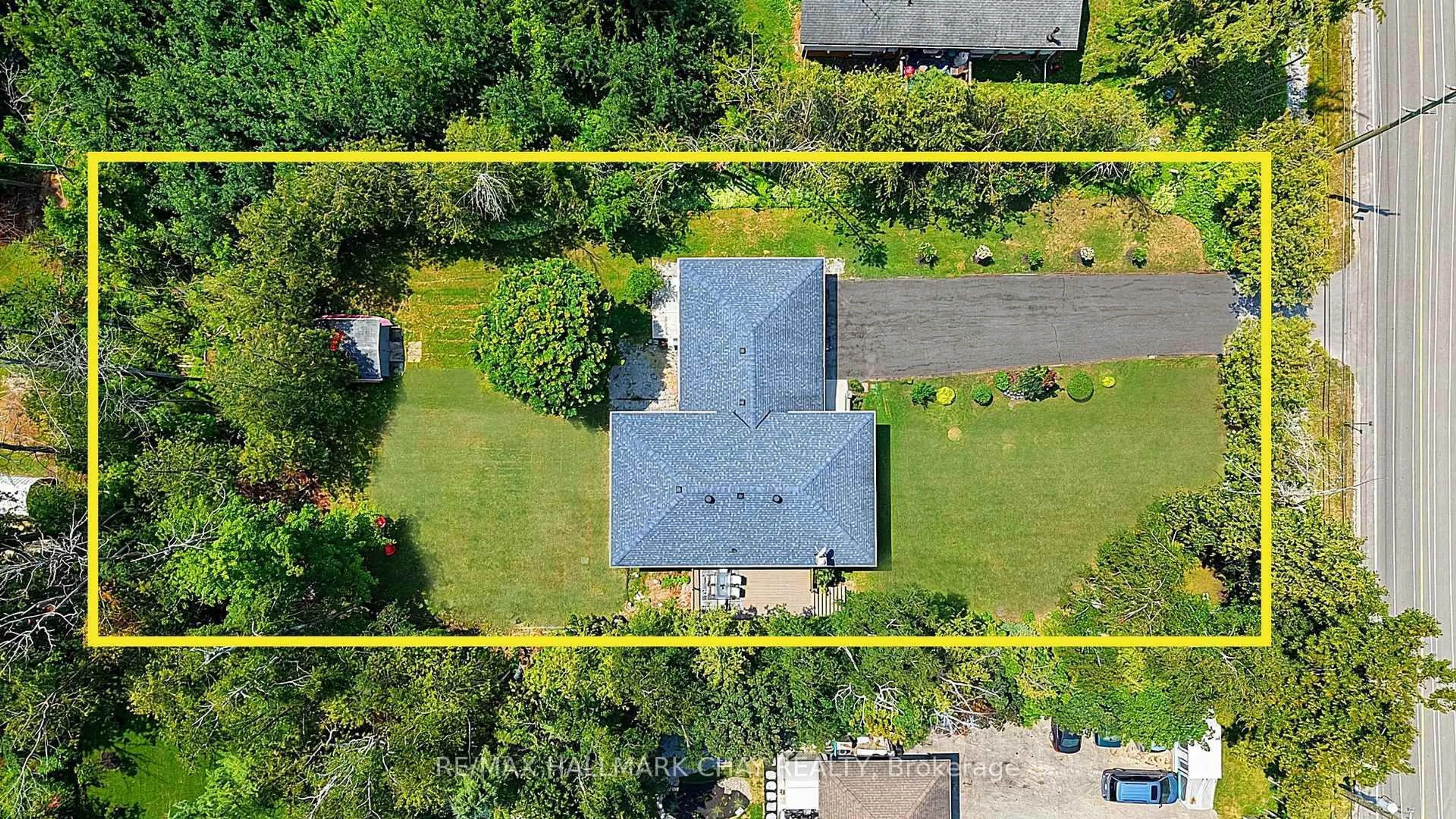 A pic from outside/outdoor area/front of a property/back of a property/a pic from drone, street for 631 Lockhart Rd, Innisfil Ontario L9S 3E5