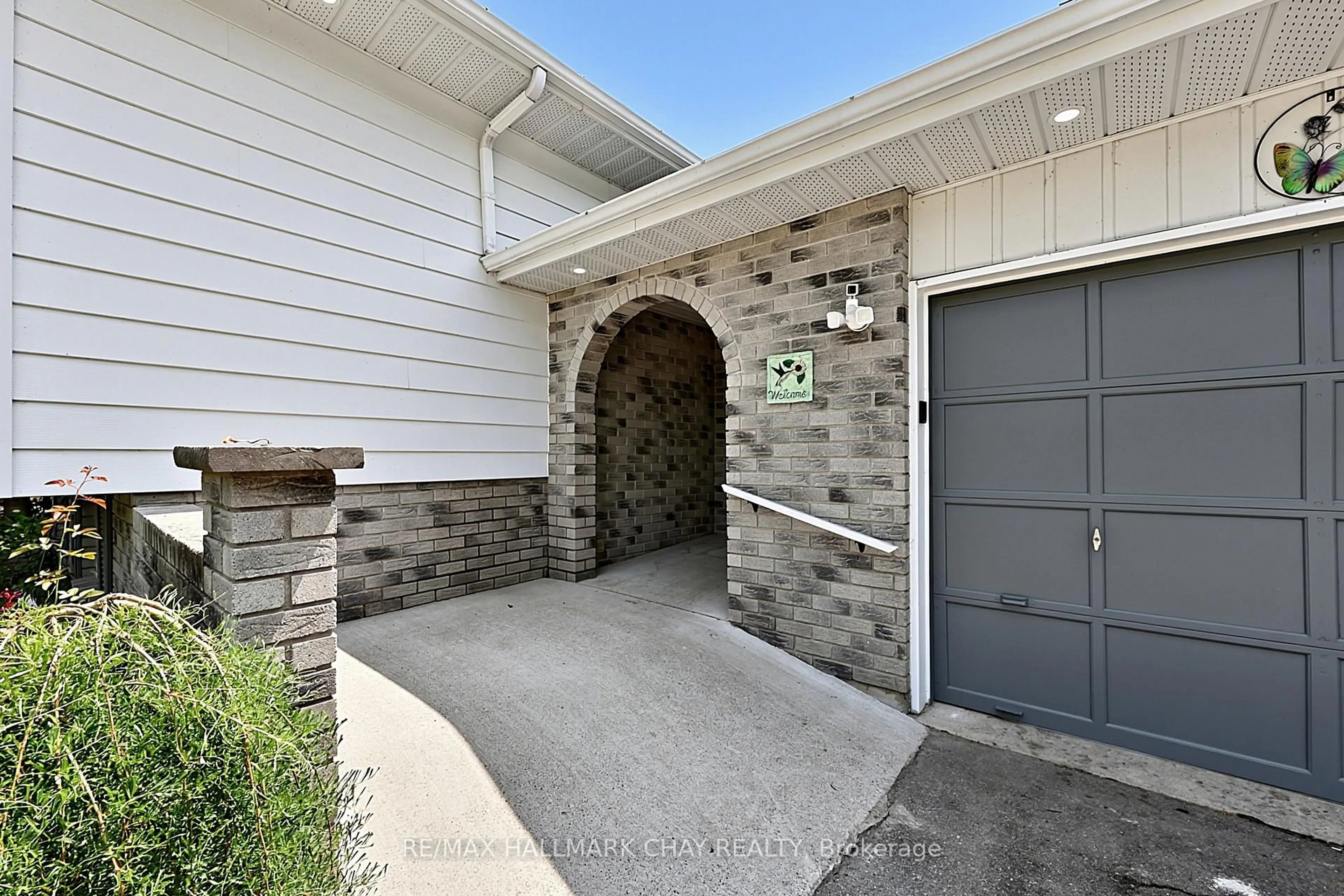 Indoor entryway for 631 Lockhart Rd, Innisfil Ontario L9S 3E5