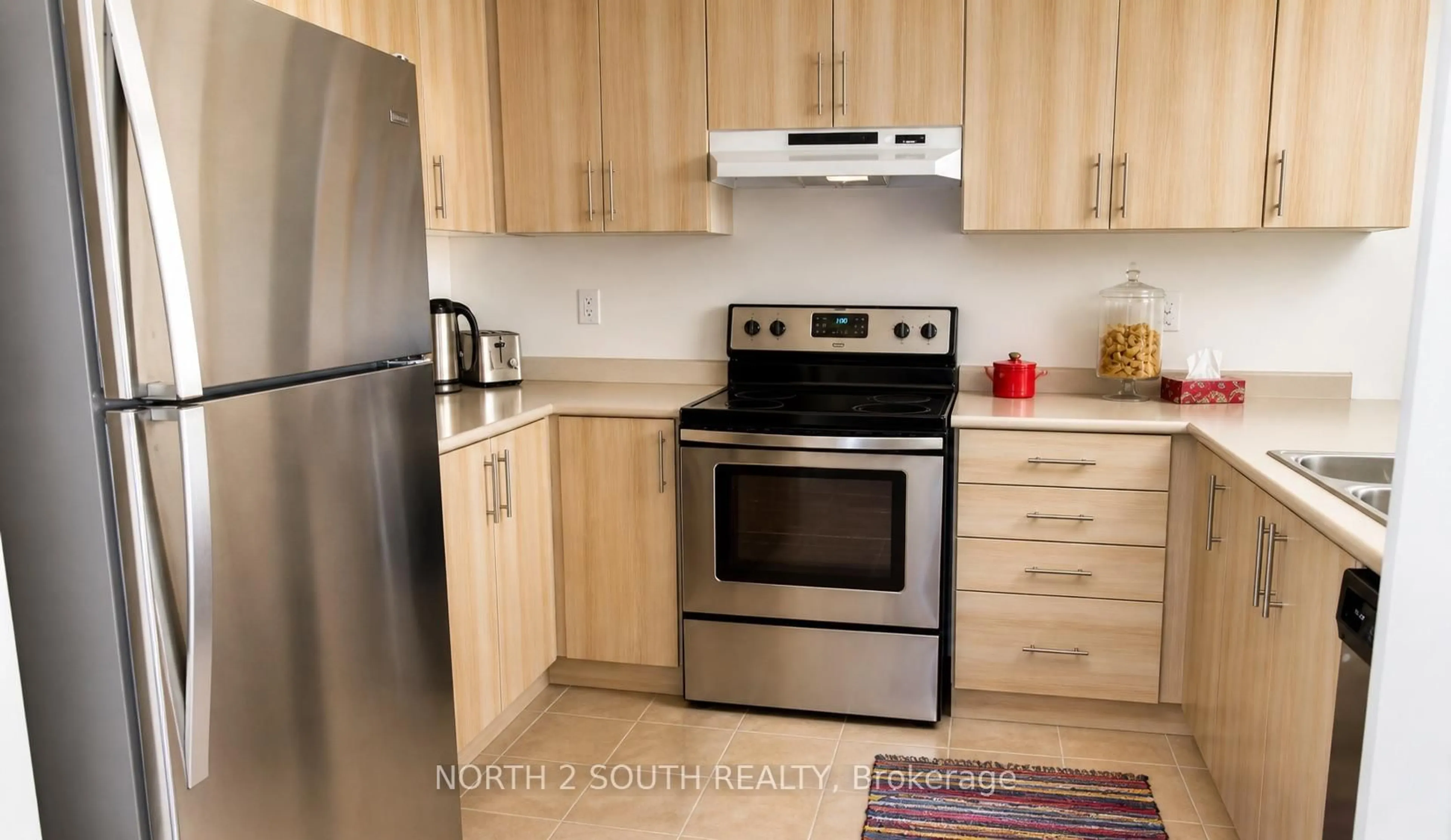 Standard kitchen, wood/laminate floor for 15 Gower Dr, Aurora Ontario L4G 0V9