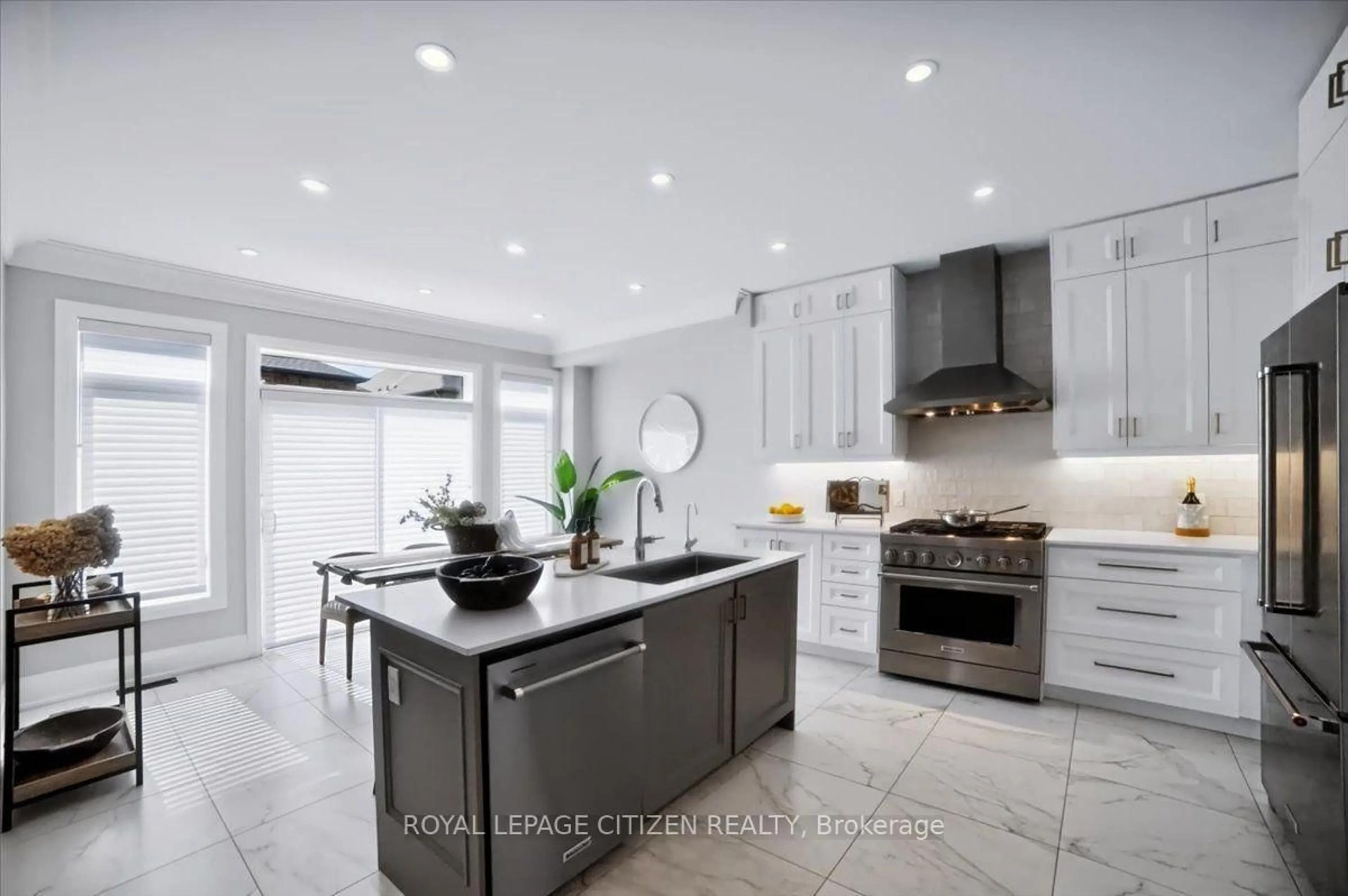 Open concept kitchen, ceramic/tile floor for 243 Ferragine Cres, Bradford West Gwillimbury Ontario L3Z 4J8