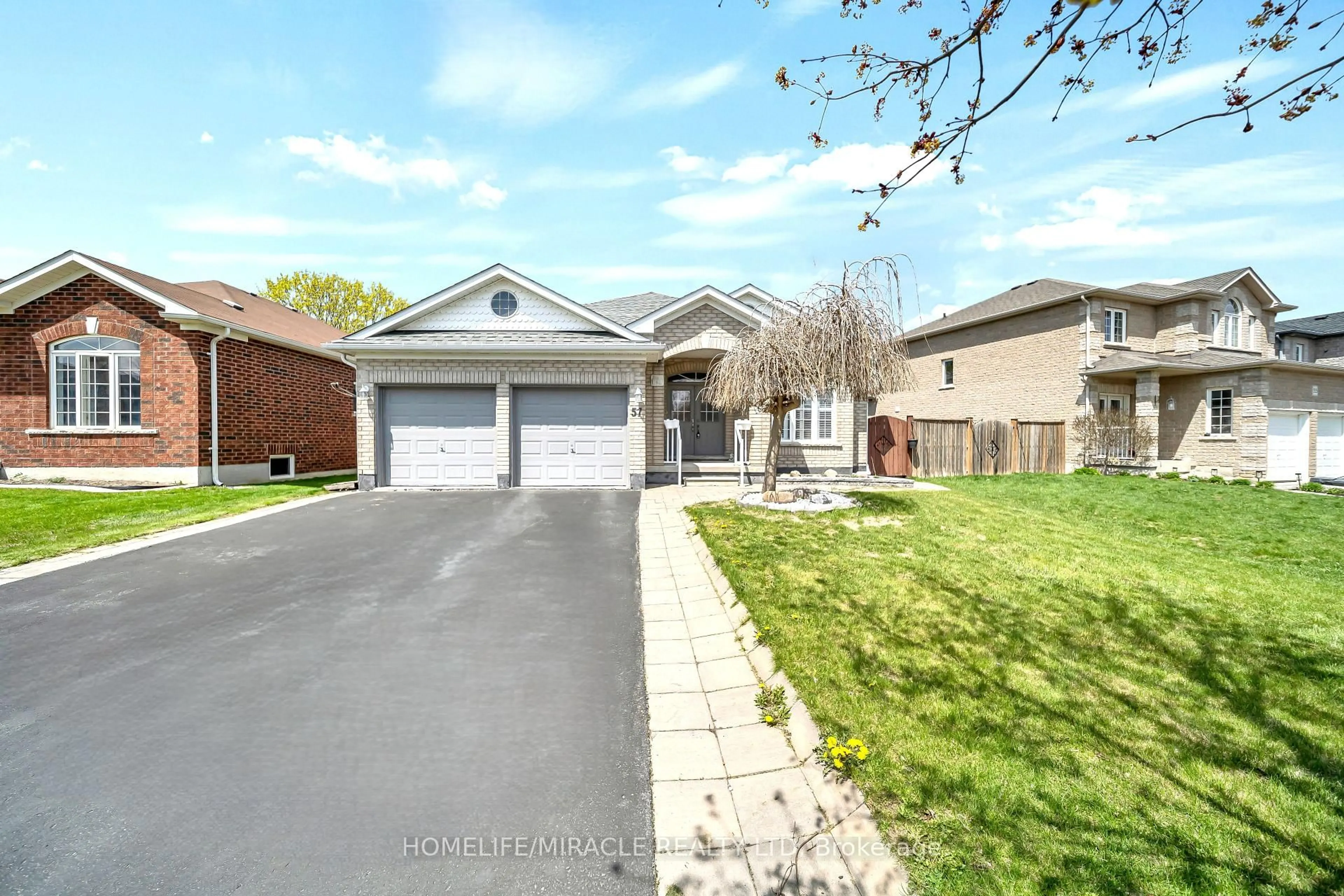 A pic from outside/outdoor area/front of a property/back of a property/a pic from drone, street for 57 Bronze Cres, Bradford West Gwillimbury Ontario L3Z 0B1