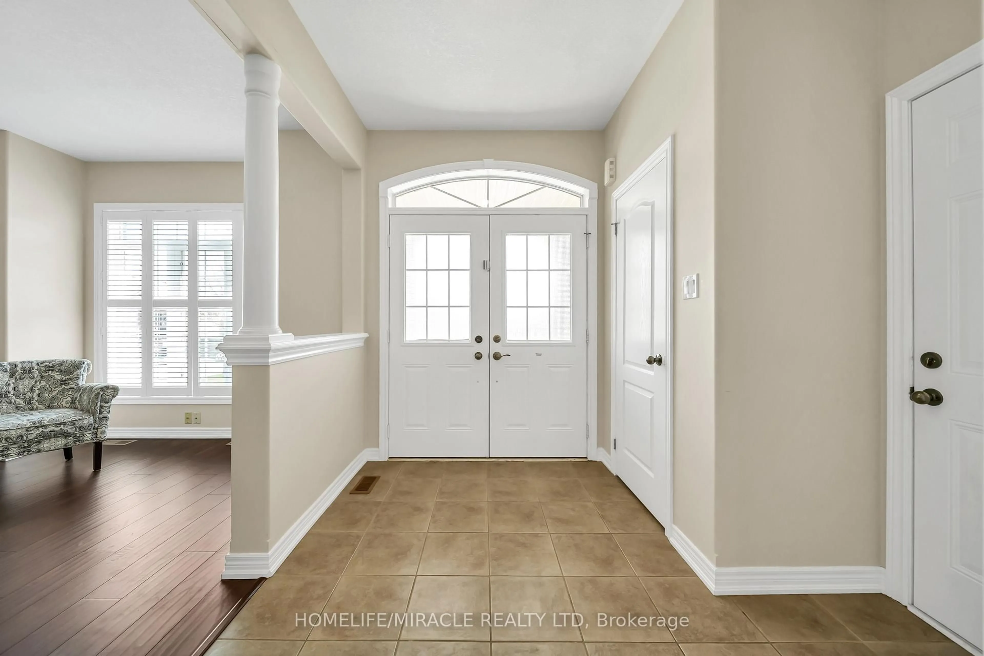 Indoor entryway for 57 Bronze Cres, Bradford West Gwillimbury Ontario L3Z 0B1