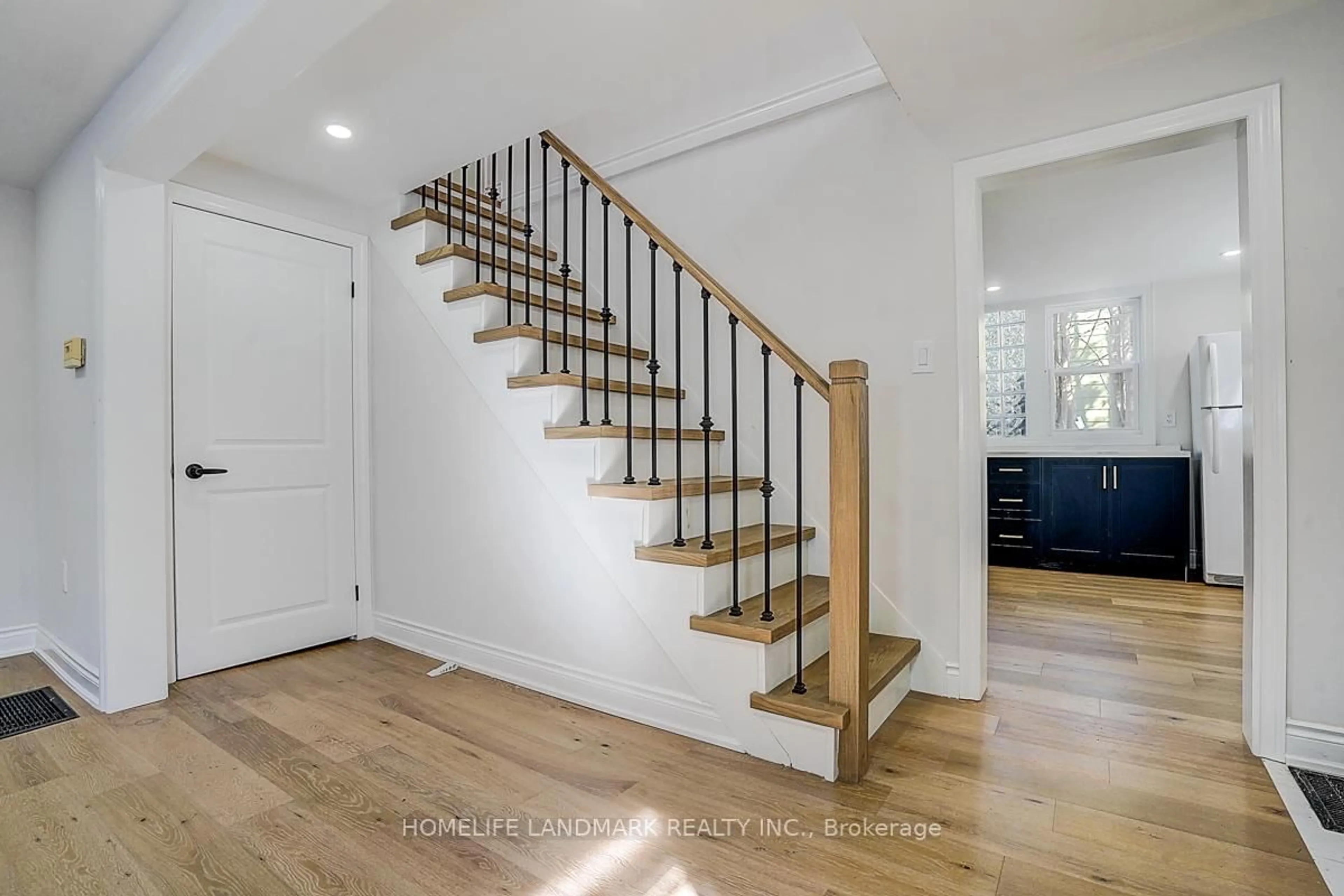 Stairs for 18846 Leslie St, East Gwillimbury Ontario L0G 1V0