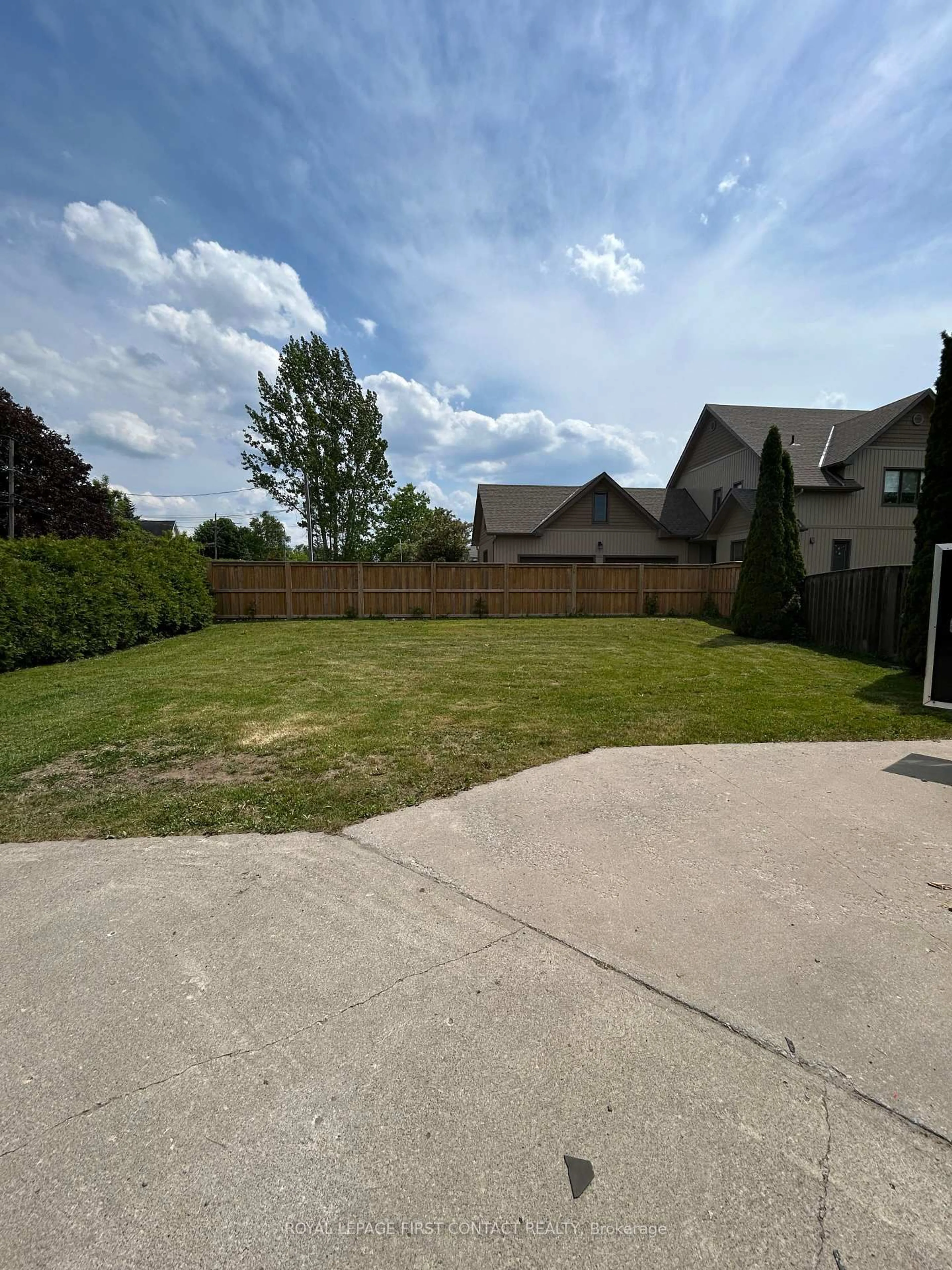 A pic from outside/outdoor area/front of a property/back of a property/a pic from drone, street for 523 Lake Dr, Georgina Ontario L0E 1S0