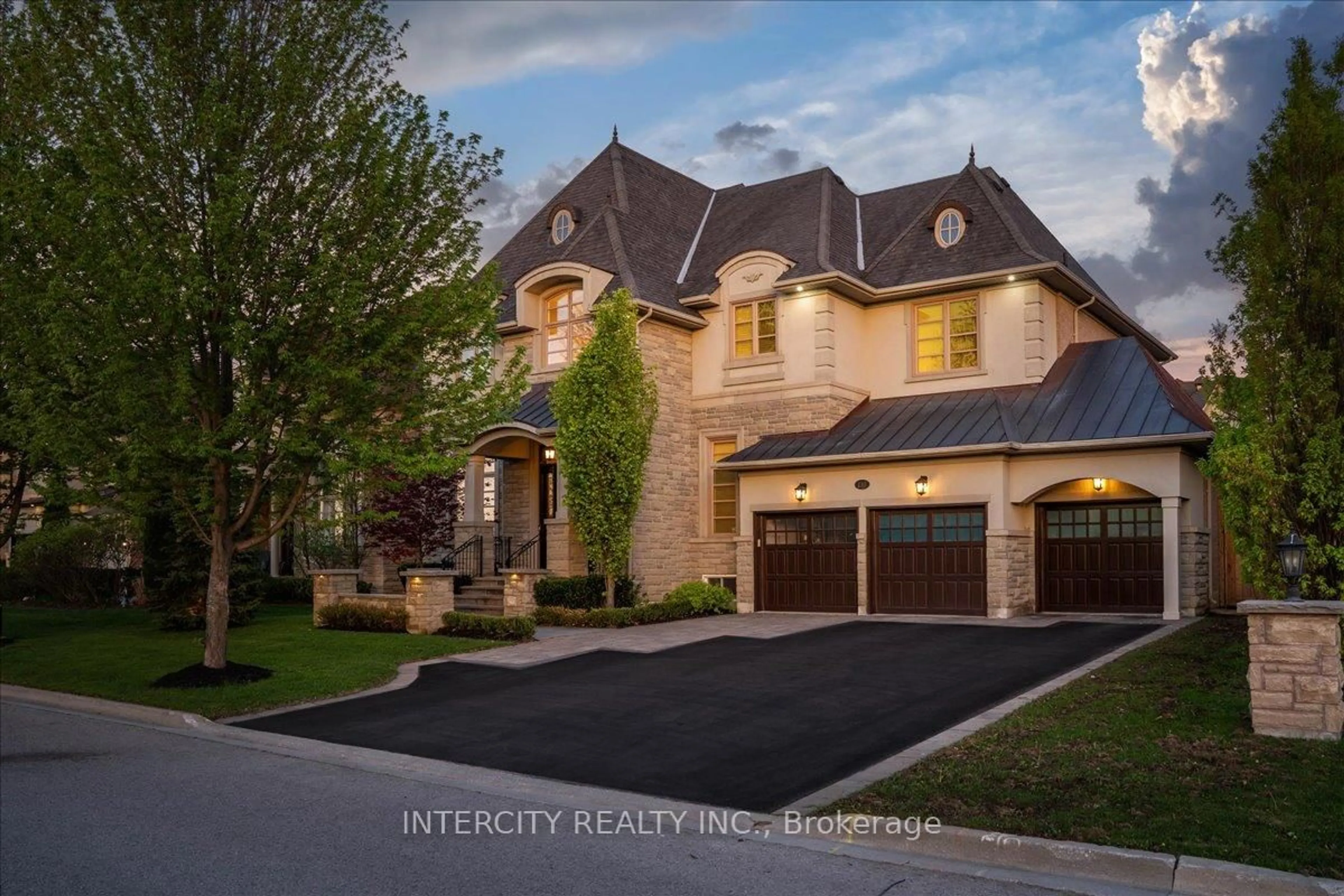 Home with brick exterior material, street for 233 Carisbrooke Circ, Aurora Ontario L4G 0K4