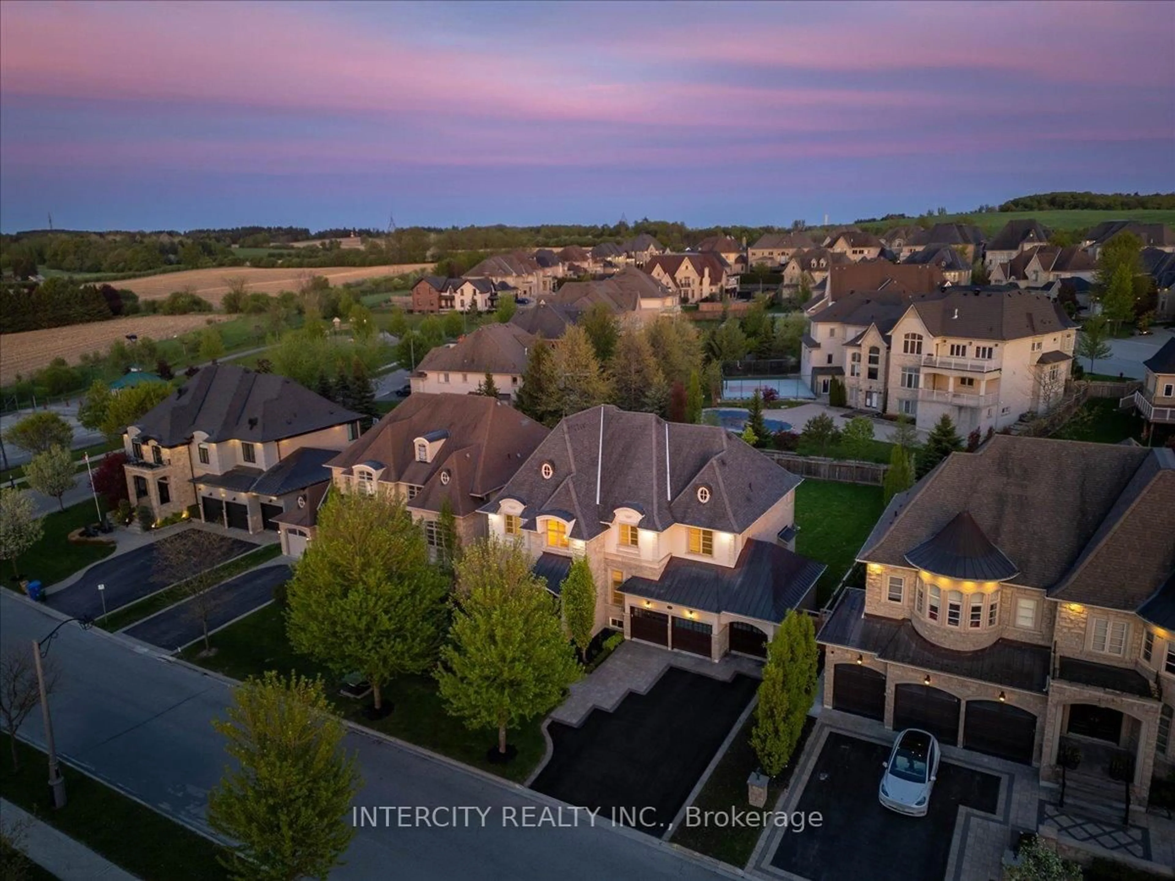 A pic from outside/outdoor area/front of a property/back of a property/a pic from drone, city buildings view from balcony for 233 Carisbrooke Circ, Aurora Ontario L4G 0K4
