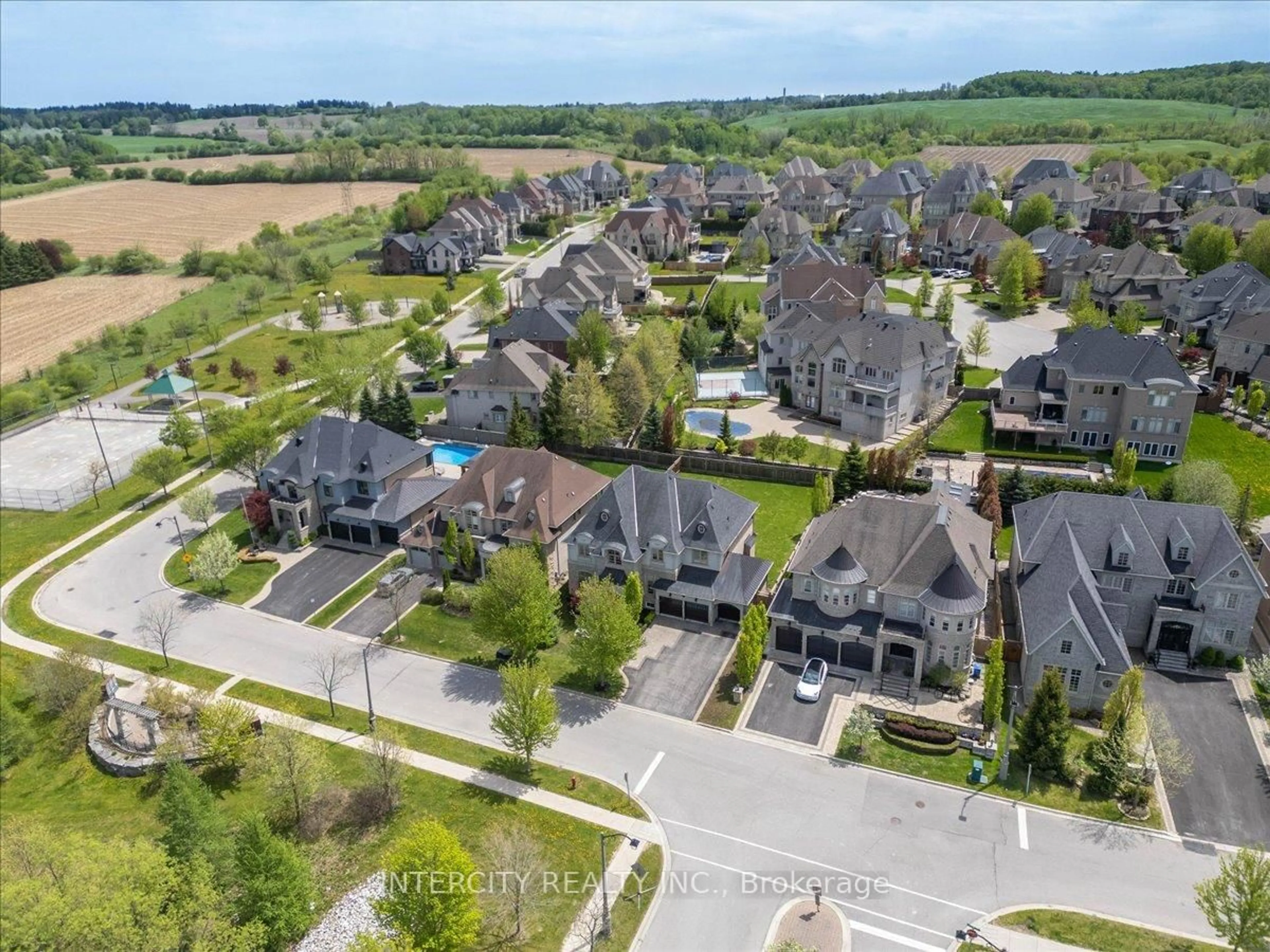 A pic from outside/outdoor area/front of a property/back of a property/a pic from drone, street for 233 Carisbrooke Circ, Aurora Ontario L4G 0K4