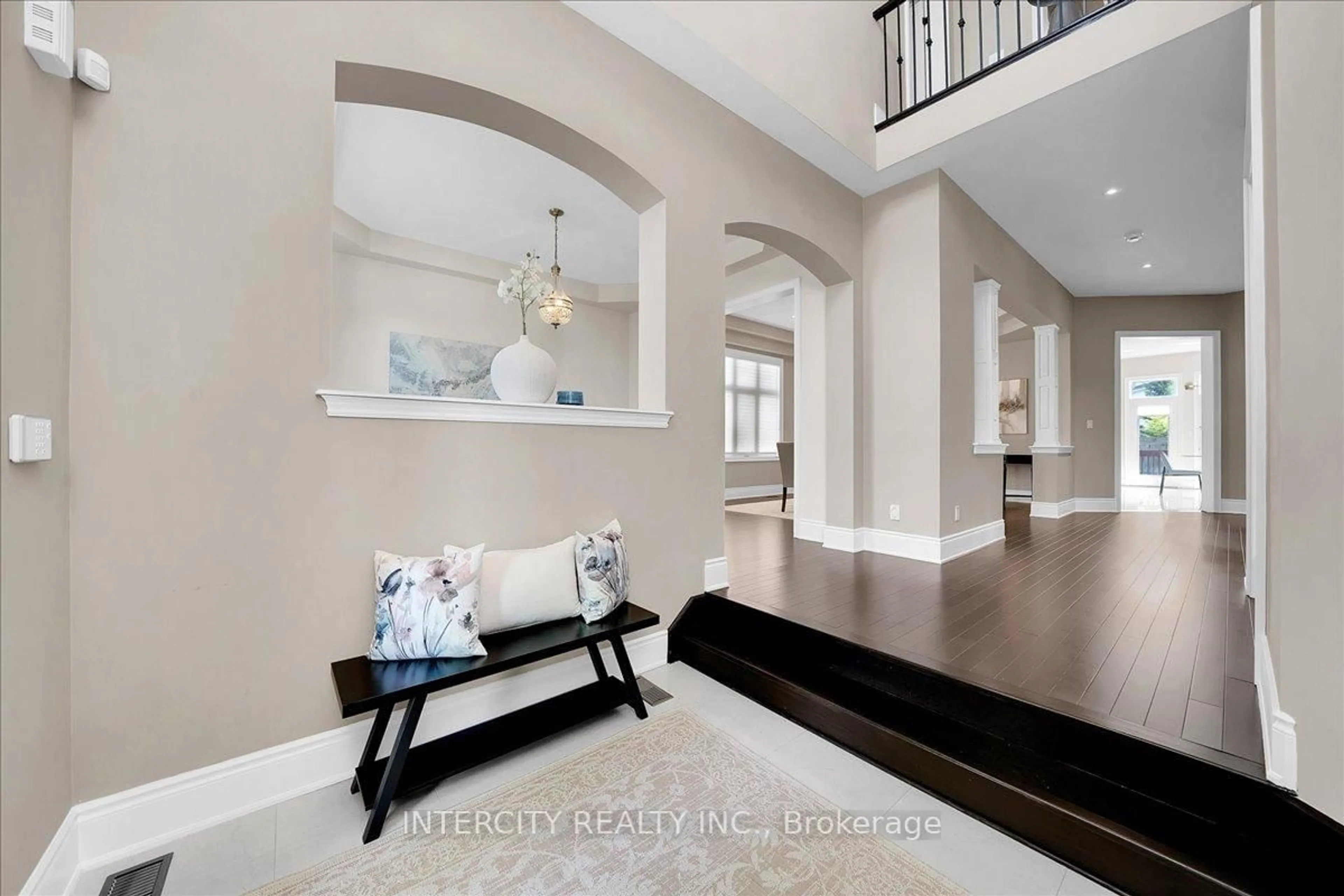 Indoor entryway for 233 Carisbrooke Circ, Aurora Ontario L4G 0K4