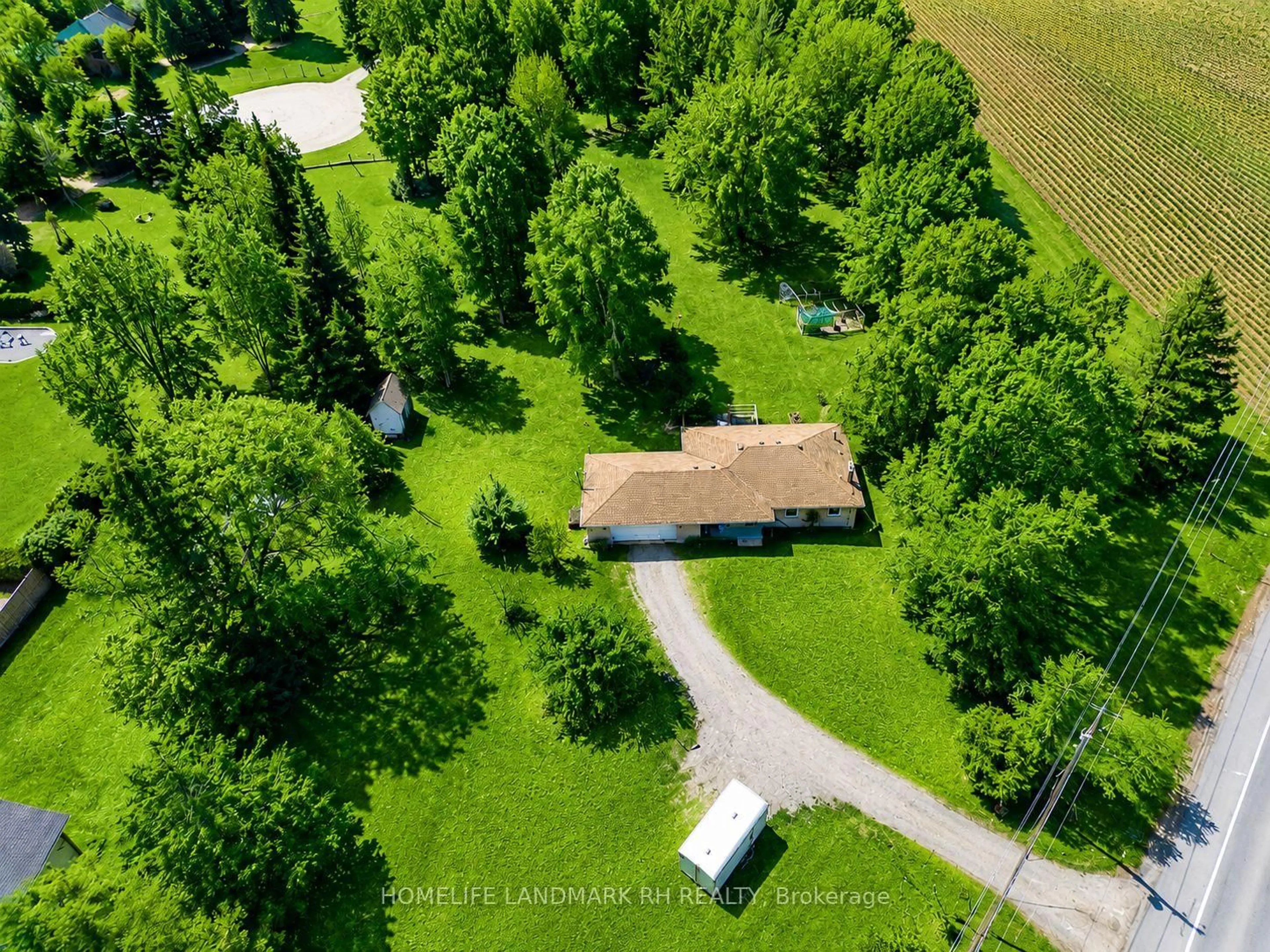 A pic from outside/outdoor area/front of a property/back of a property/a pic from drone, unknown for 19452 Holland Landing Rd, East Gwillimbury Ontario L9N 1M8