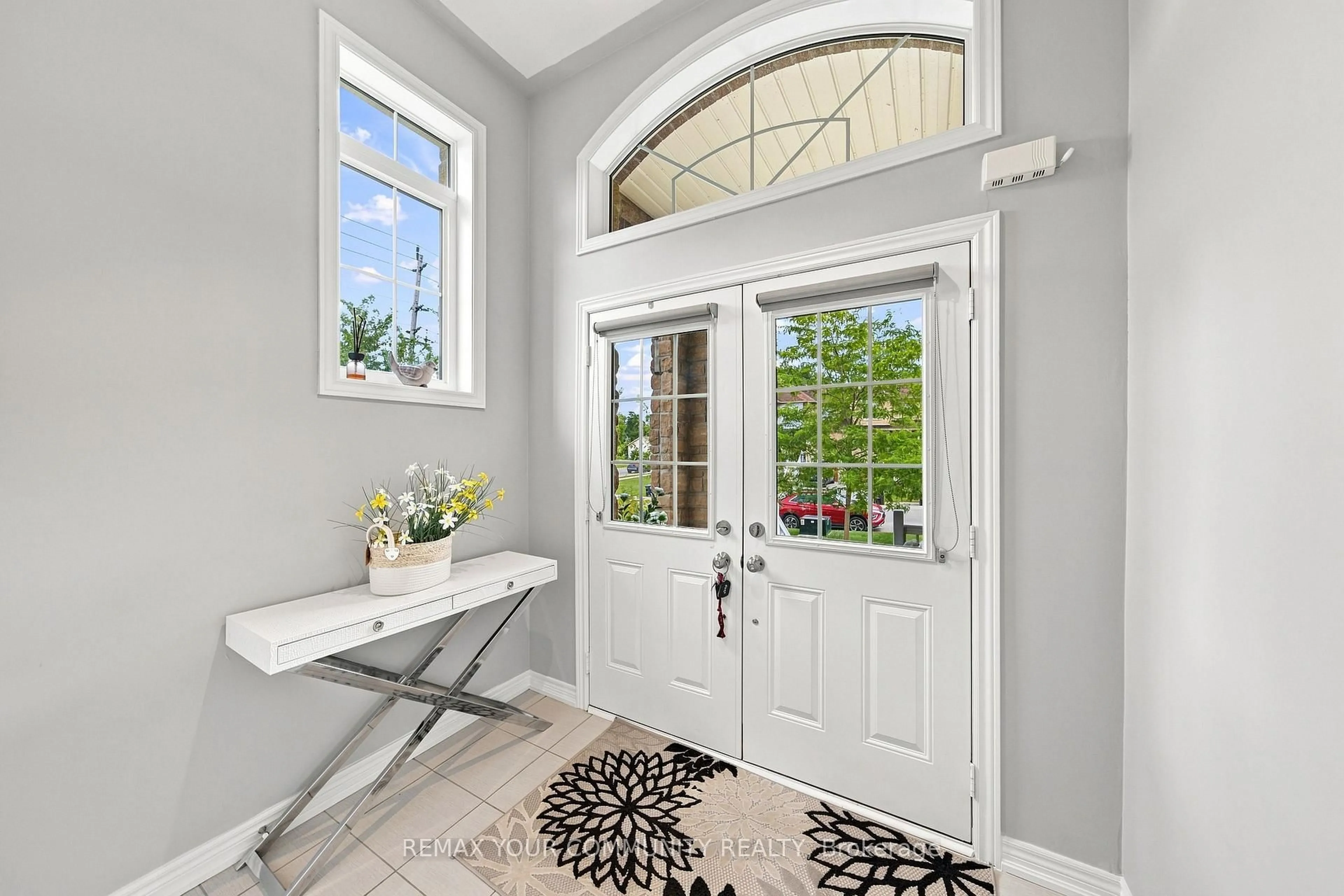 Indoor entryway for 4 Greenwood Dr, Essa Ontario L3W 0N5