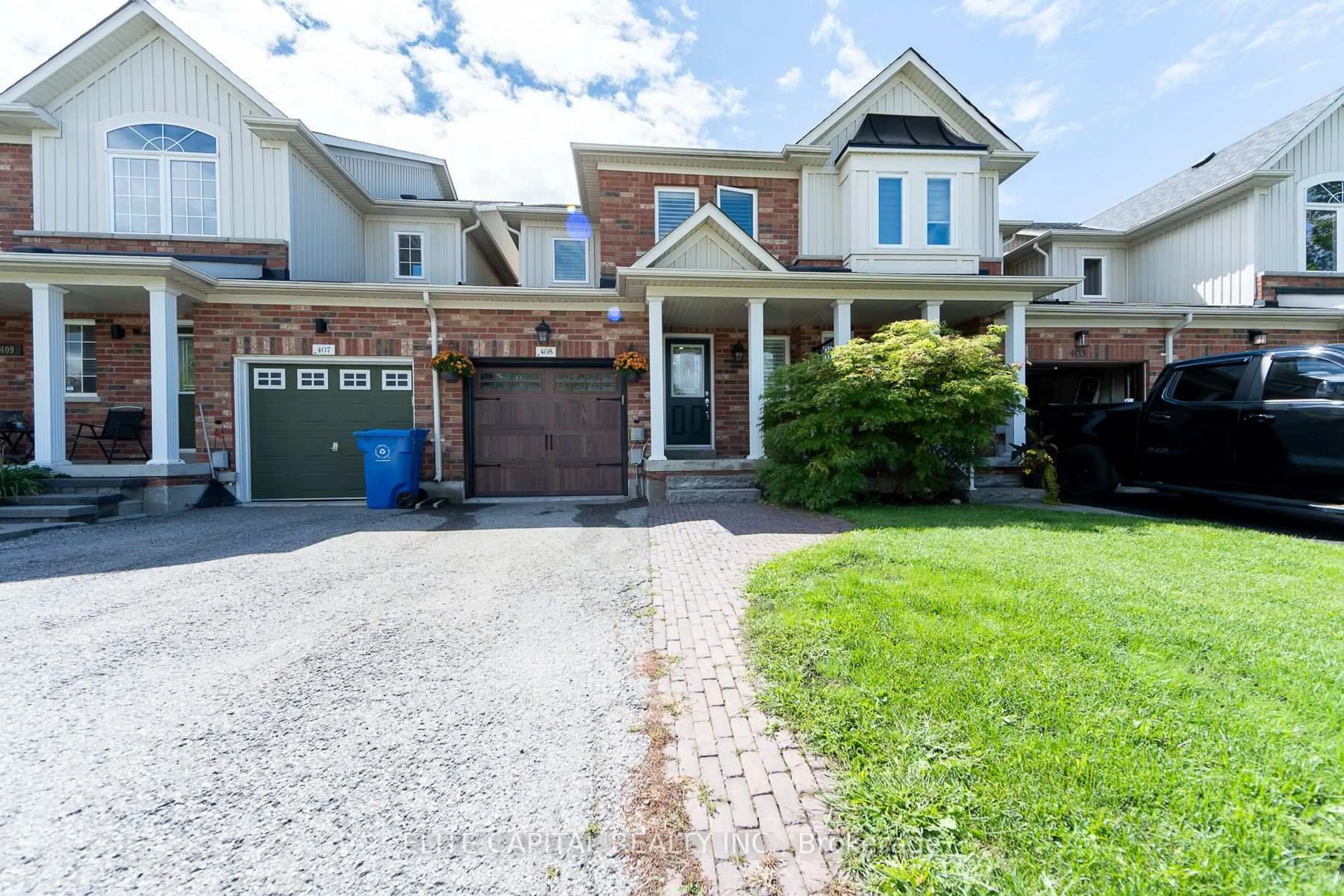 Home with brick exterior material, street for 405 King St, East Gwillimbury Ontario L0G 1M0
