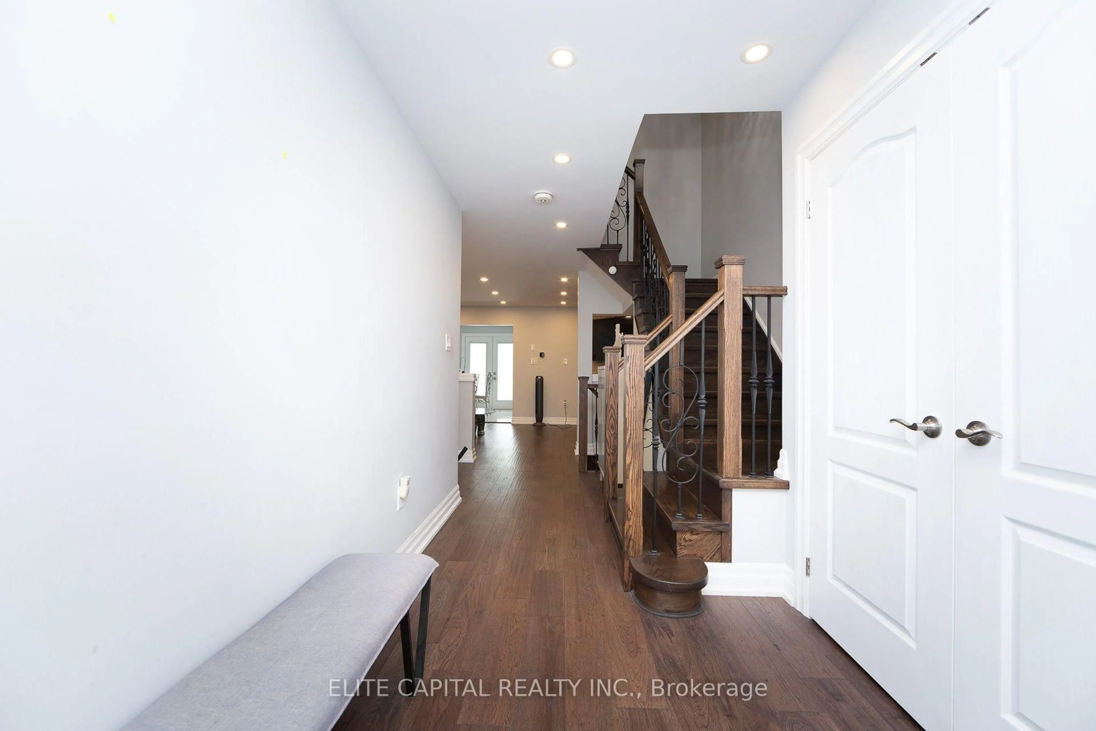Indoor entryway for 405 King St, East Gwillimbury Ontario L0G 1M0