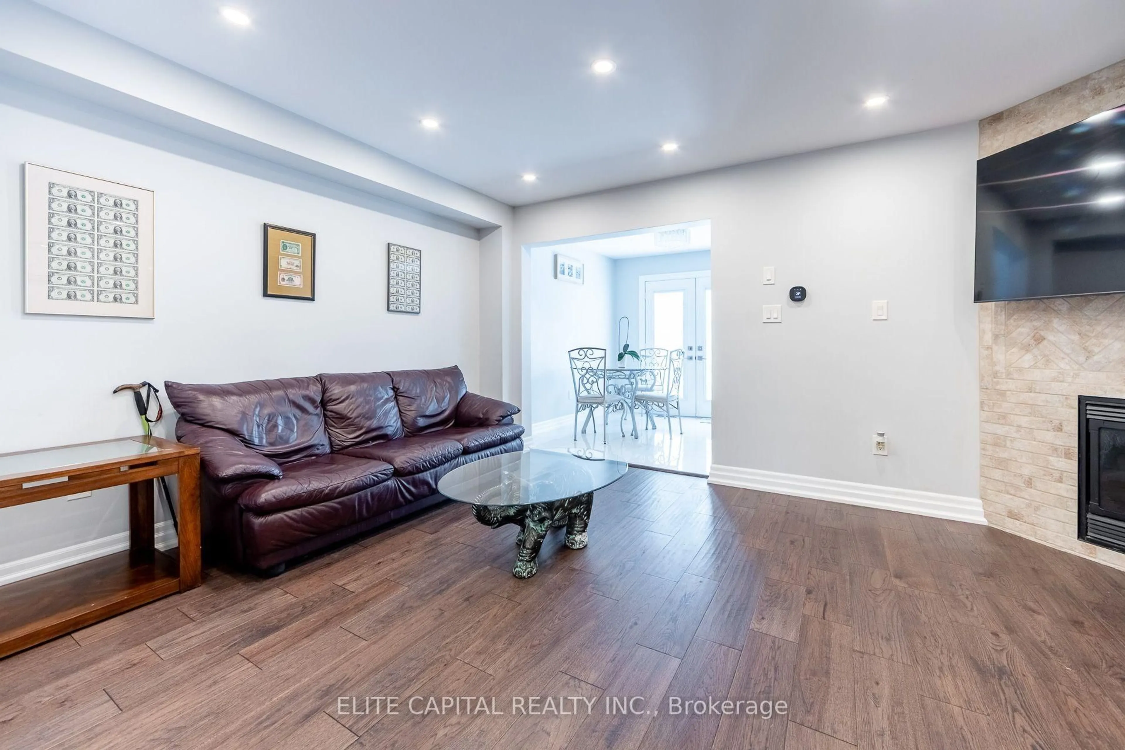 Living room with furniture, unknown for 405 King St, East Gwillimbury Ontario L0G 1M0