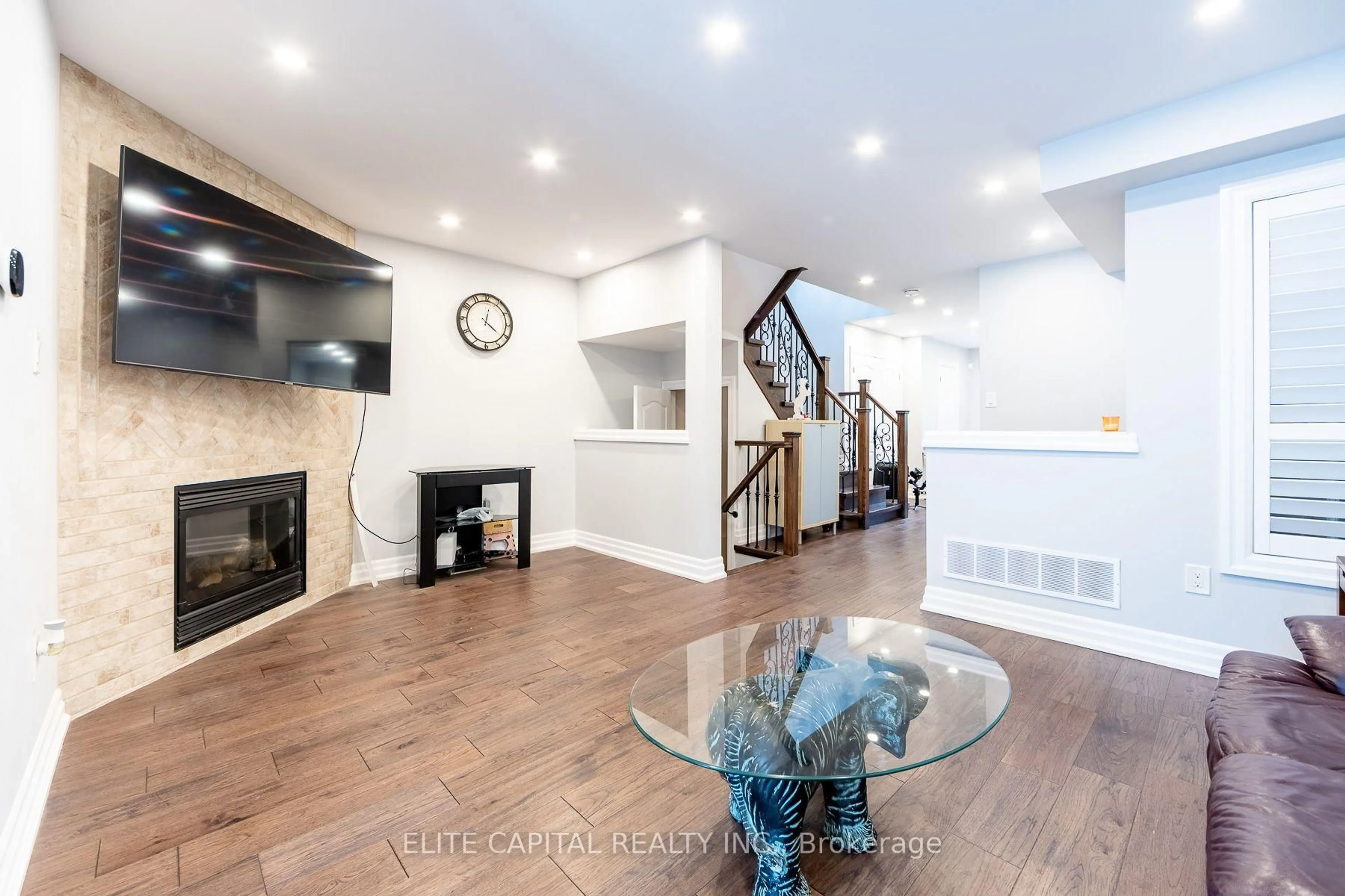 Unknown for 405 King St, East Gwillimbury Ontario L0G 1M0