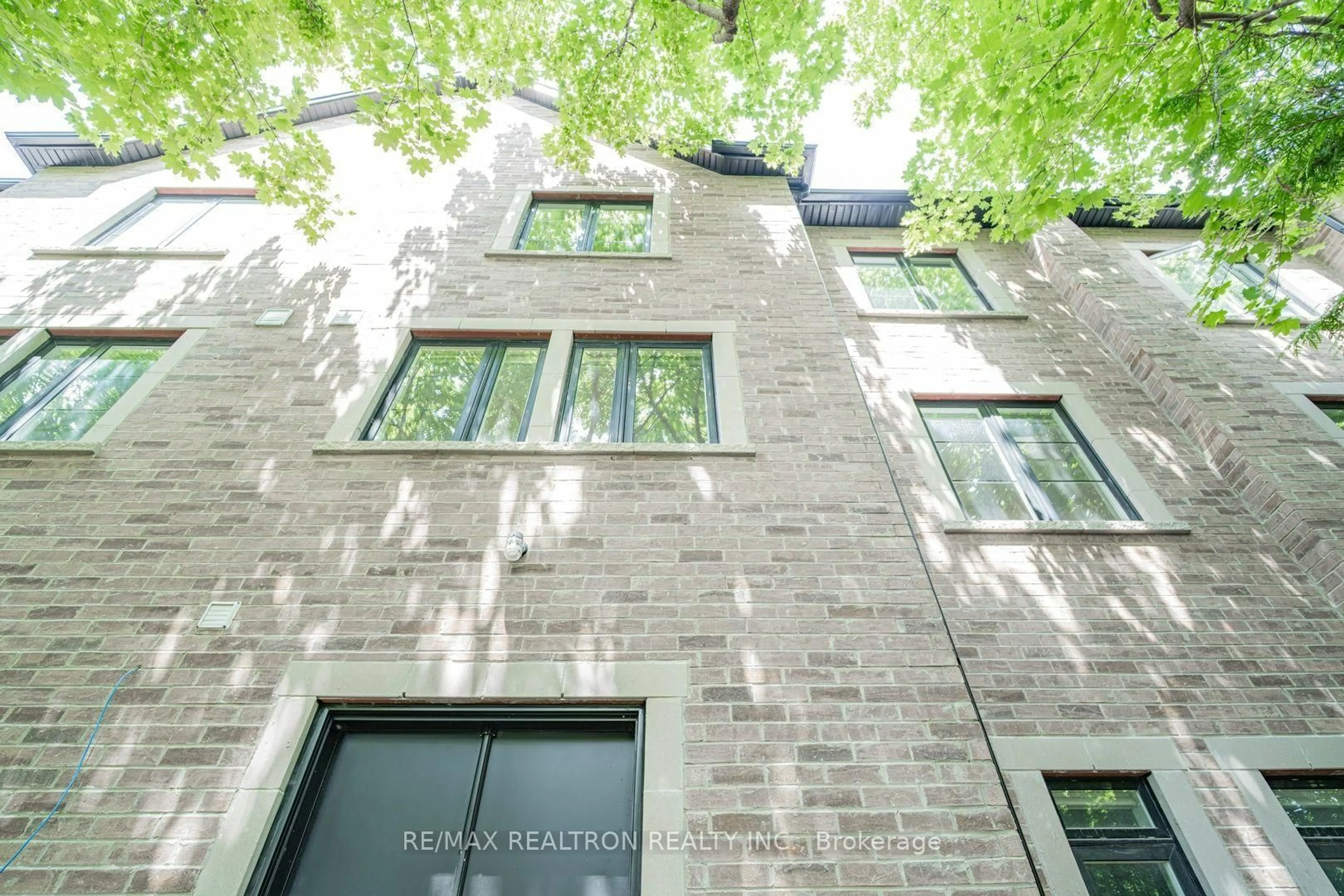 Home with brick exterior material, building for 260 Eagle St #22, Newmarket Ontario L3Y 1K1