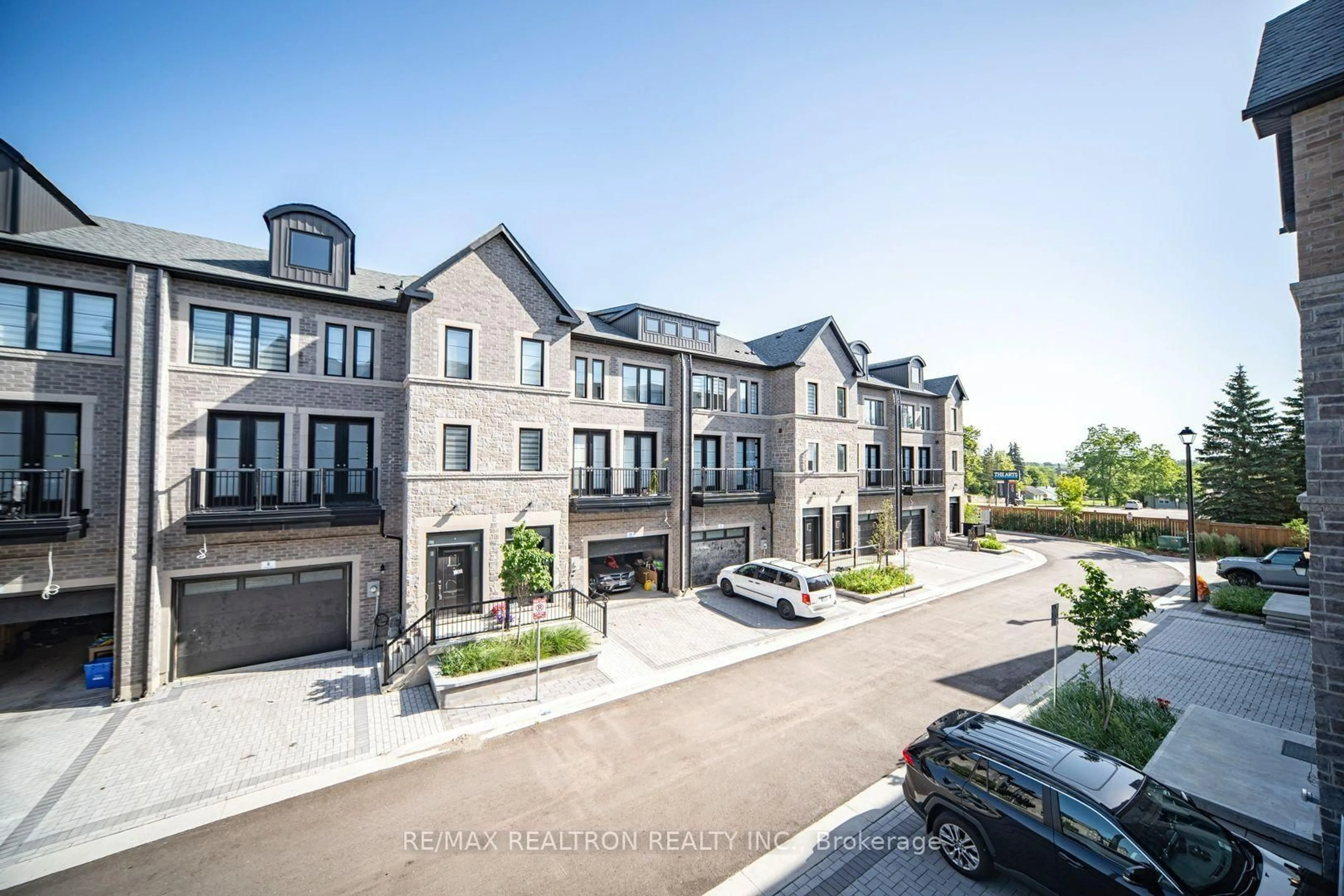 A pic from outside/outdoor area/front of a property/back of a property/a pic from drone, street for 260 Eagle St #22, Newmarket Ontario L3Y 1K1