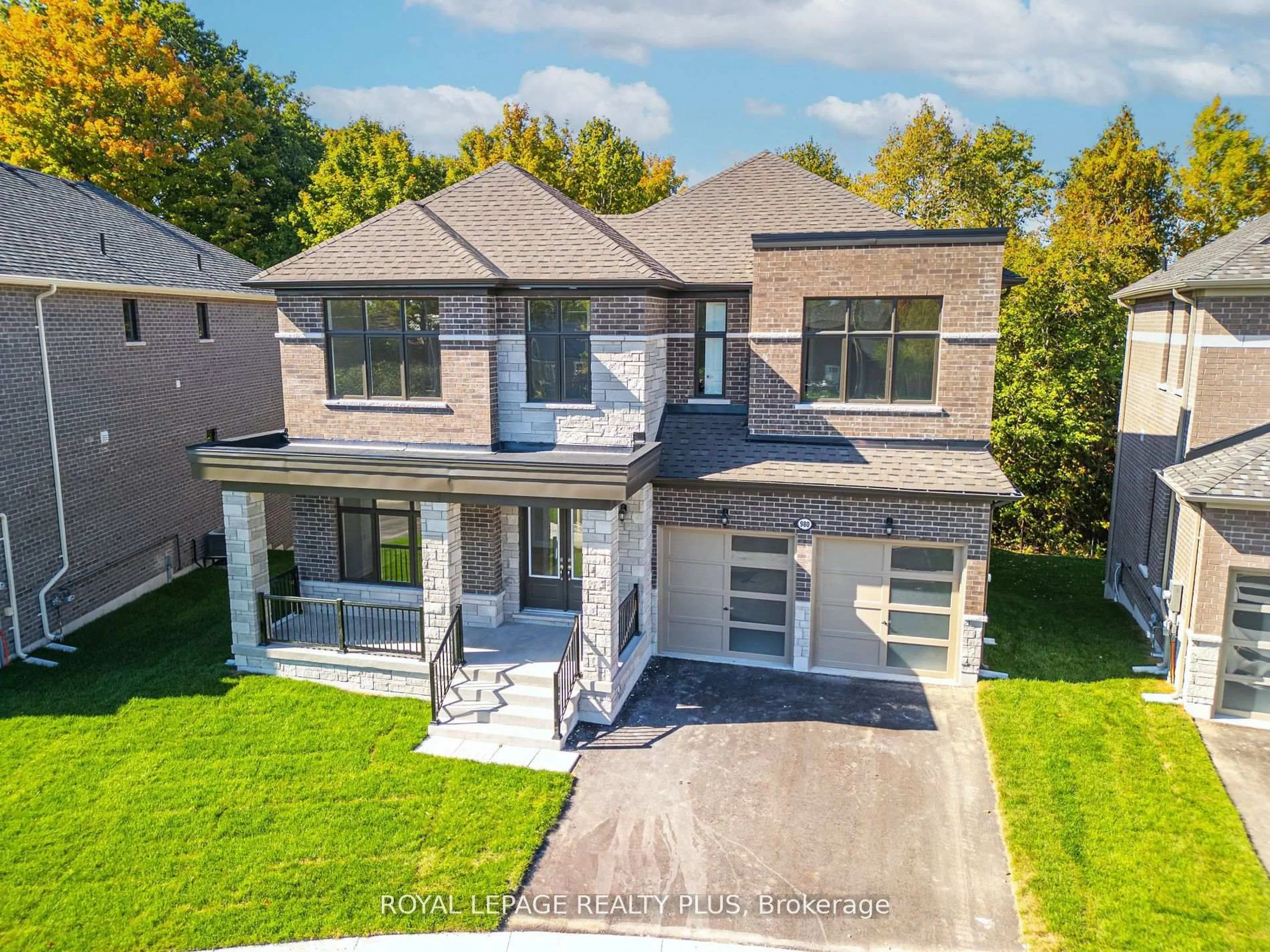 A pic from outside/outdoor area/front of a property/back of a property/a pic from drone, street for 980 Church Dr, Innisfil Ontario L0L 1W0