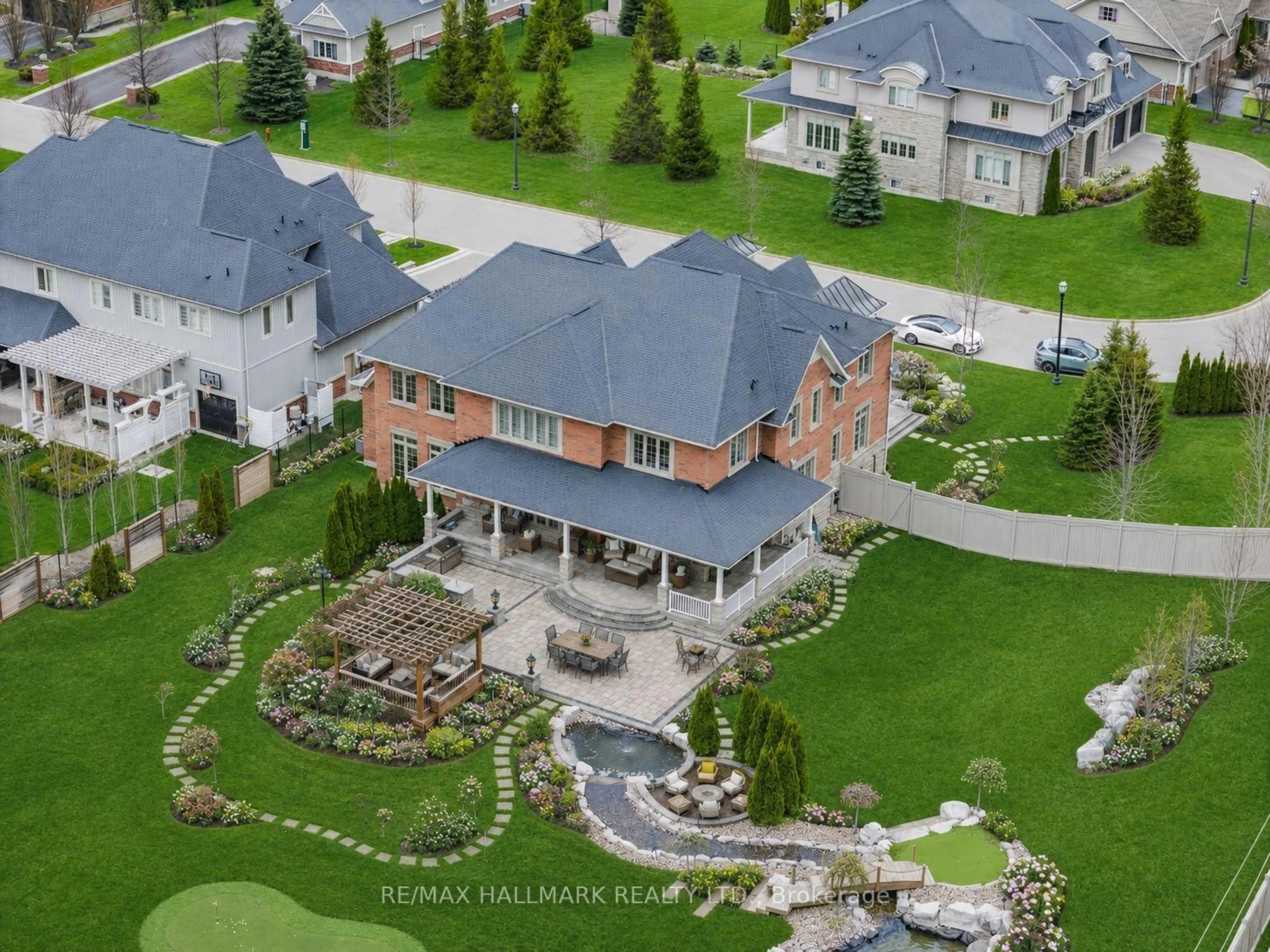 A pic from outside/outdoor area/front of a property/back of a property/a pic from drone, mountain view for 37 Country Club Cres, Uxbridge Ontario L9P 0B8